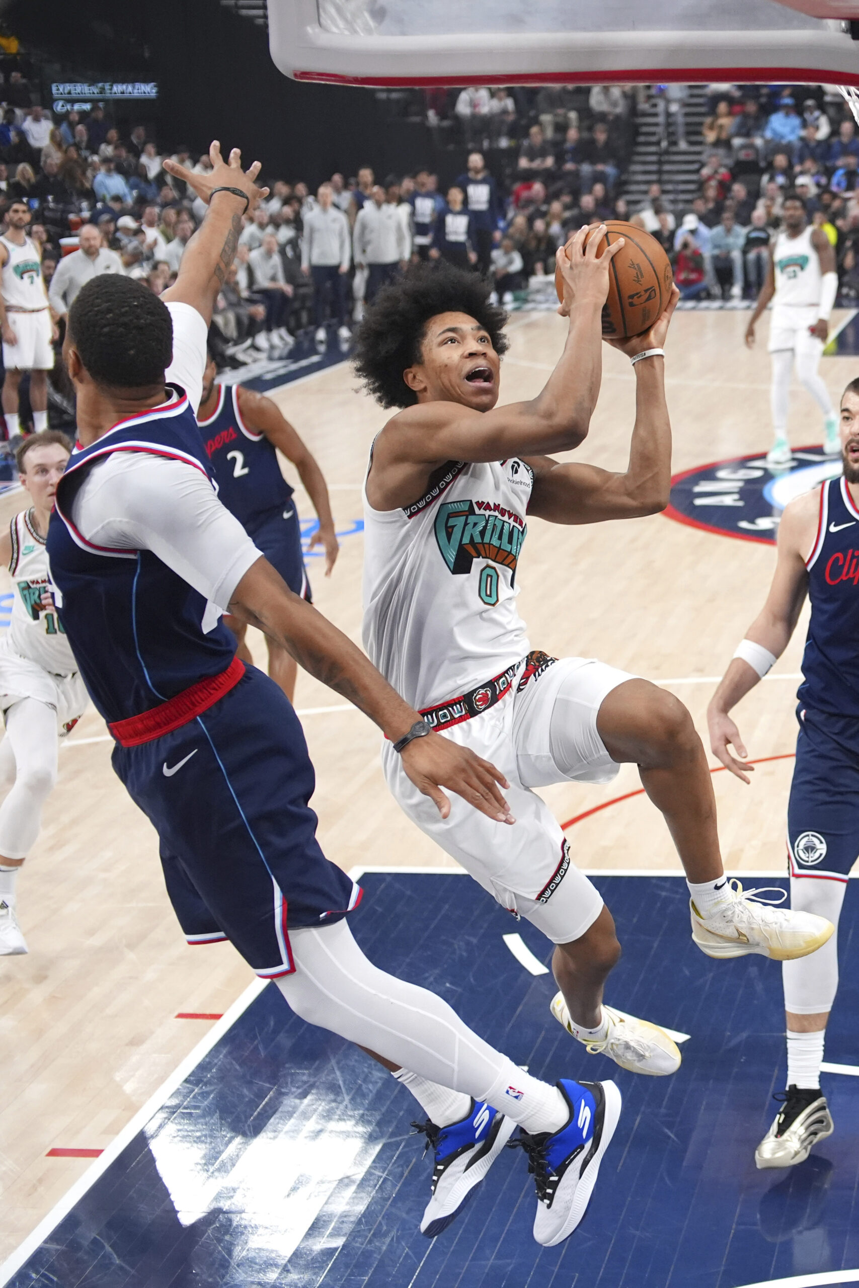 Memphis Grizzlies forward Jaylen Wells, right, shoots as Clippers guard...