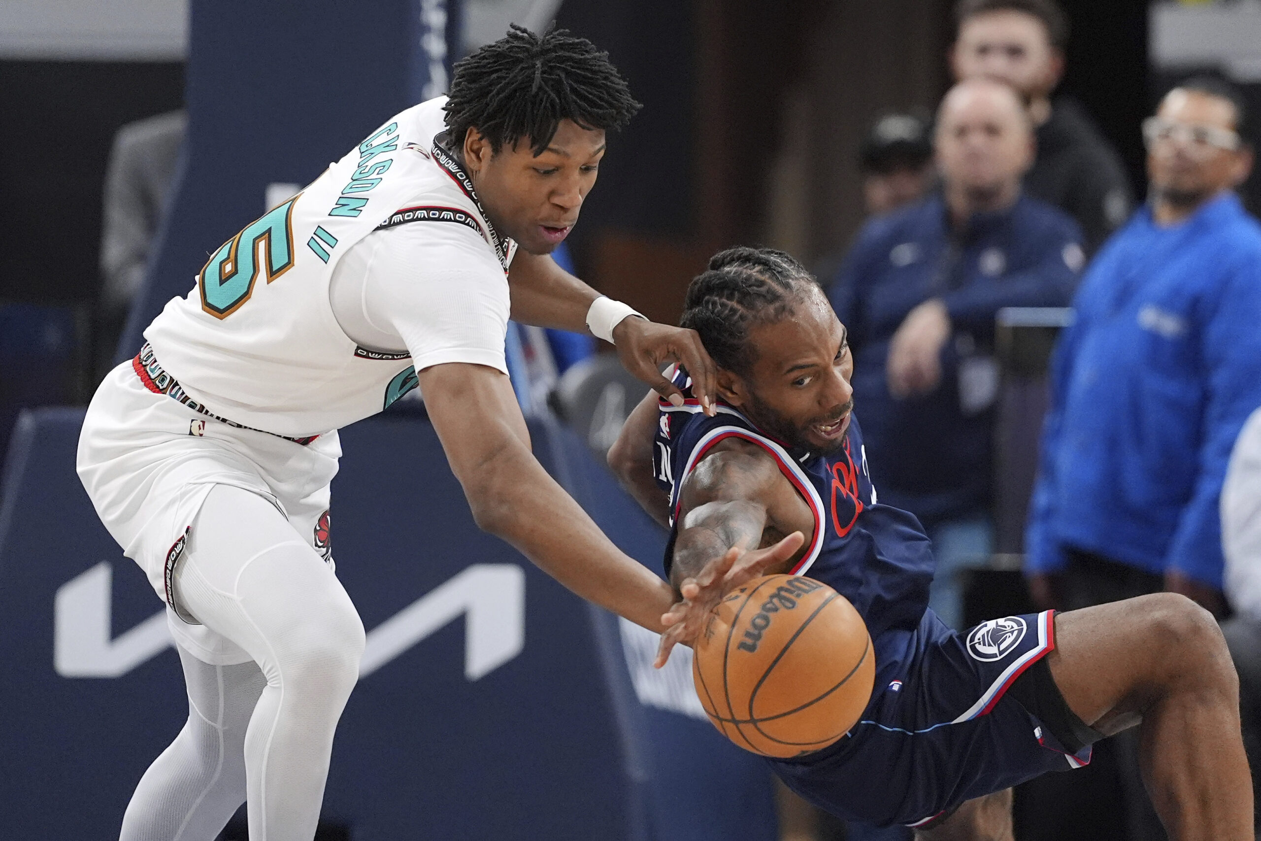 Memphis Grizzlies forward GG Jackson, left, and Clippers forward Kawhi...