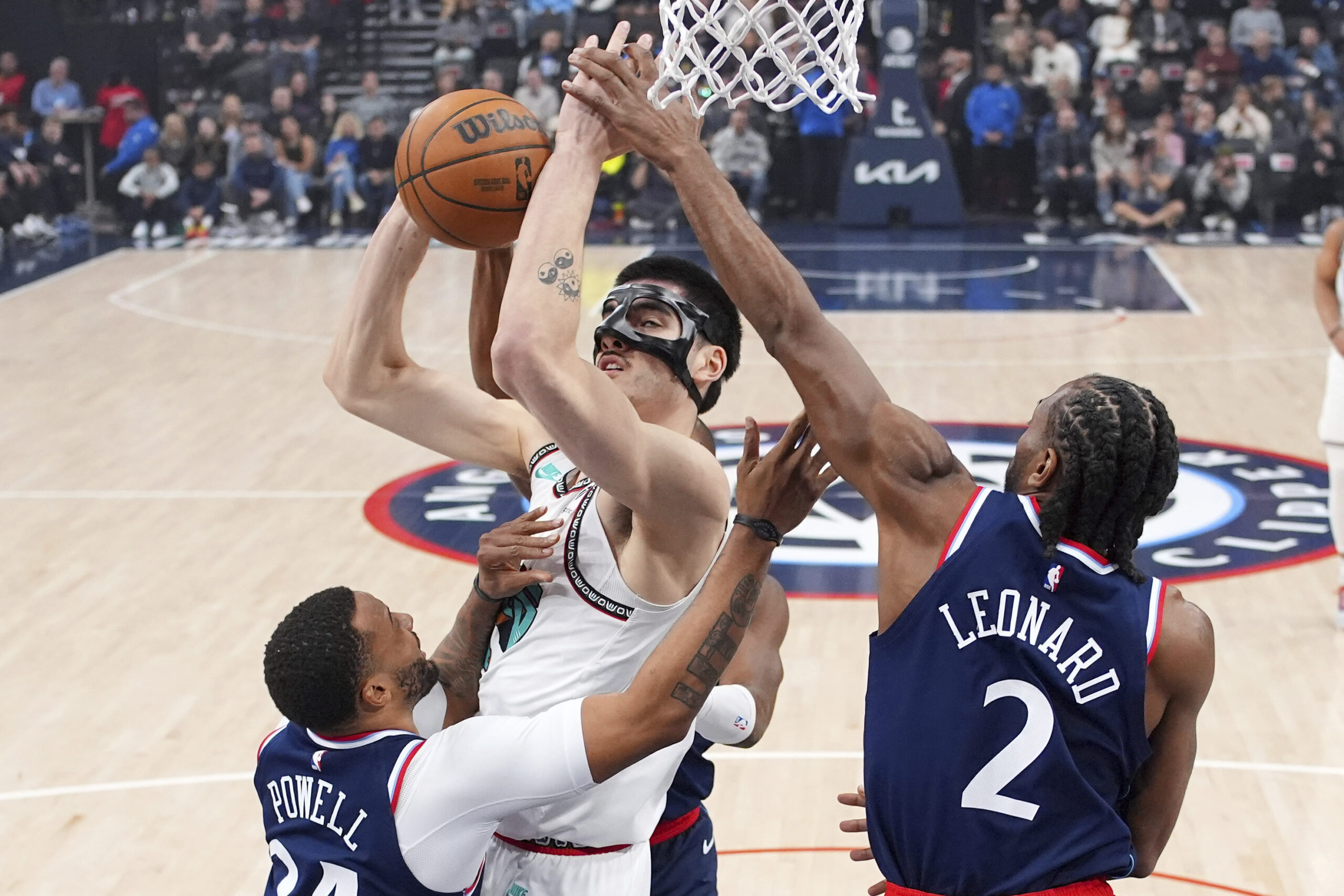 Memphis Grizzlies center Zach Edey, center, shoots as Clippers guard...