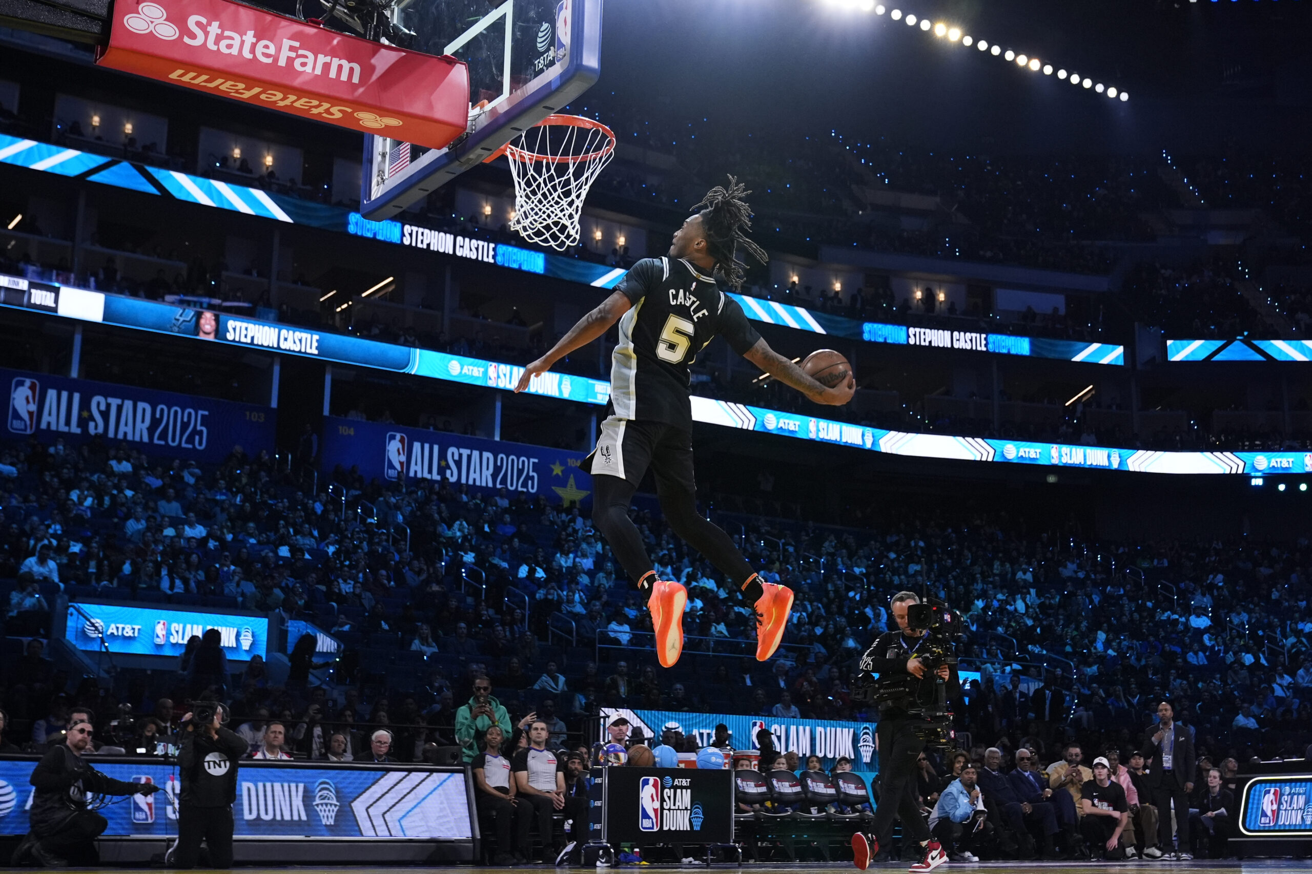 San Antonio Spurs guard Stephon Castle dunks during the slam...