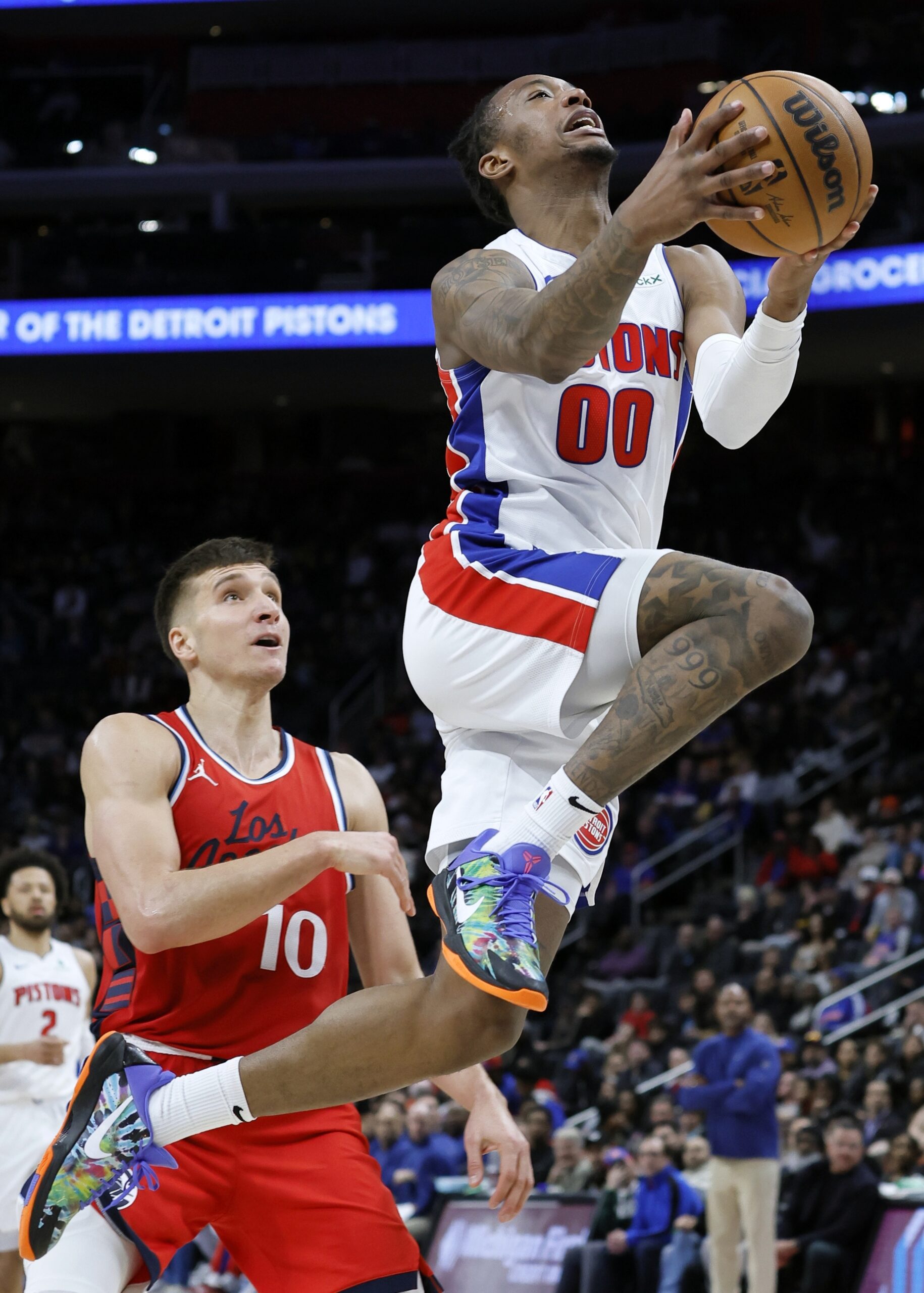 Detroit Pistons forward Ronald Holland II (00) goes to the...