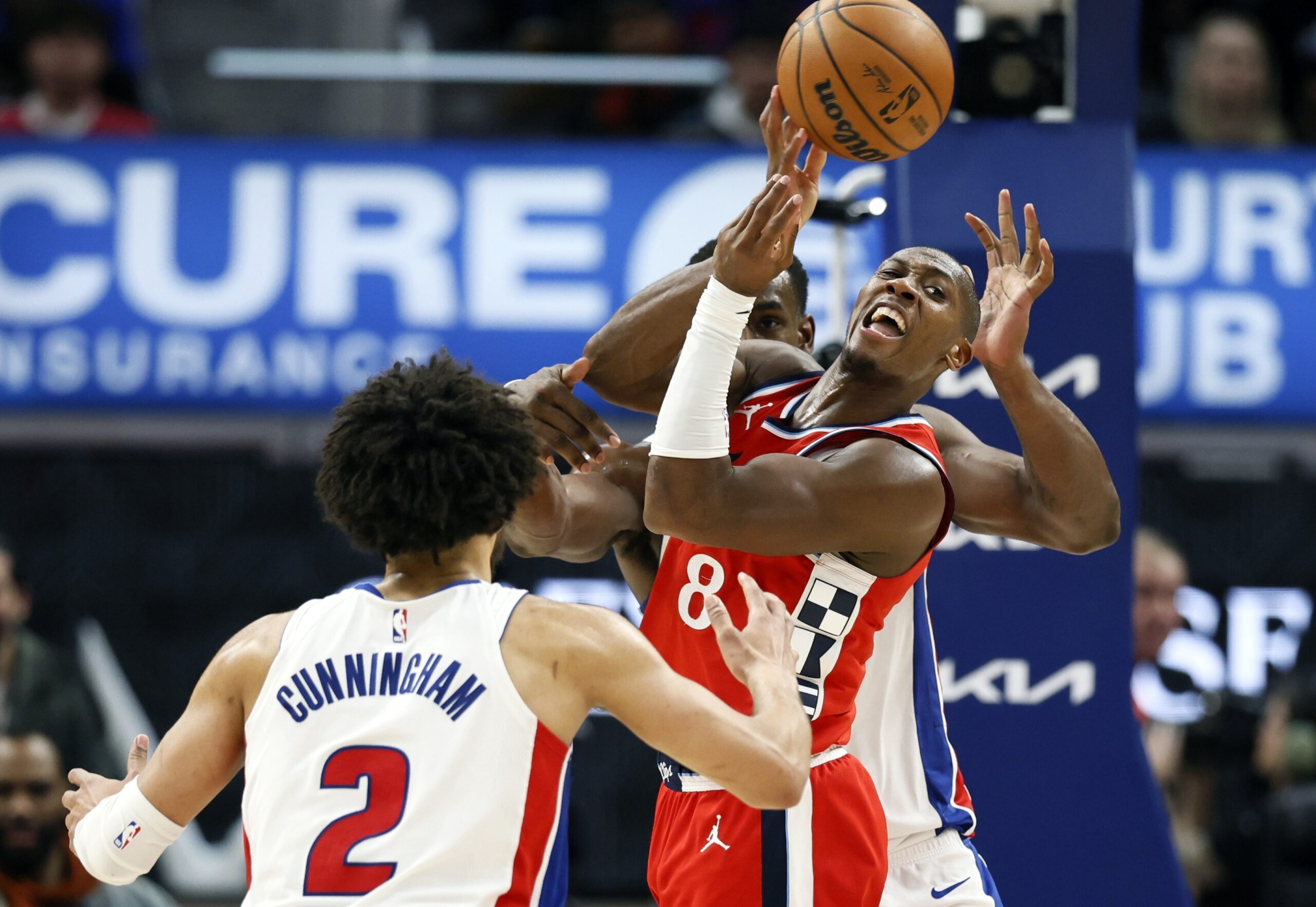 Clippers guard Kris Dunn (8) manages to pass the ball...