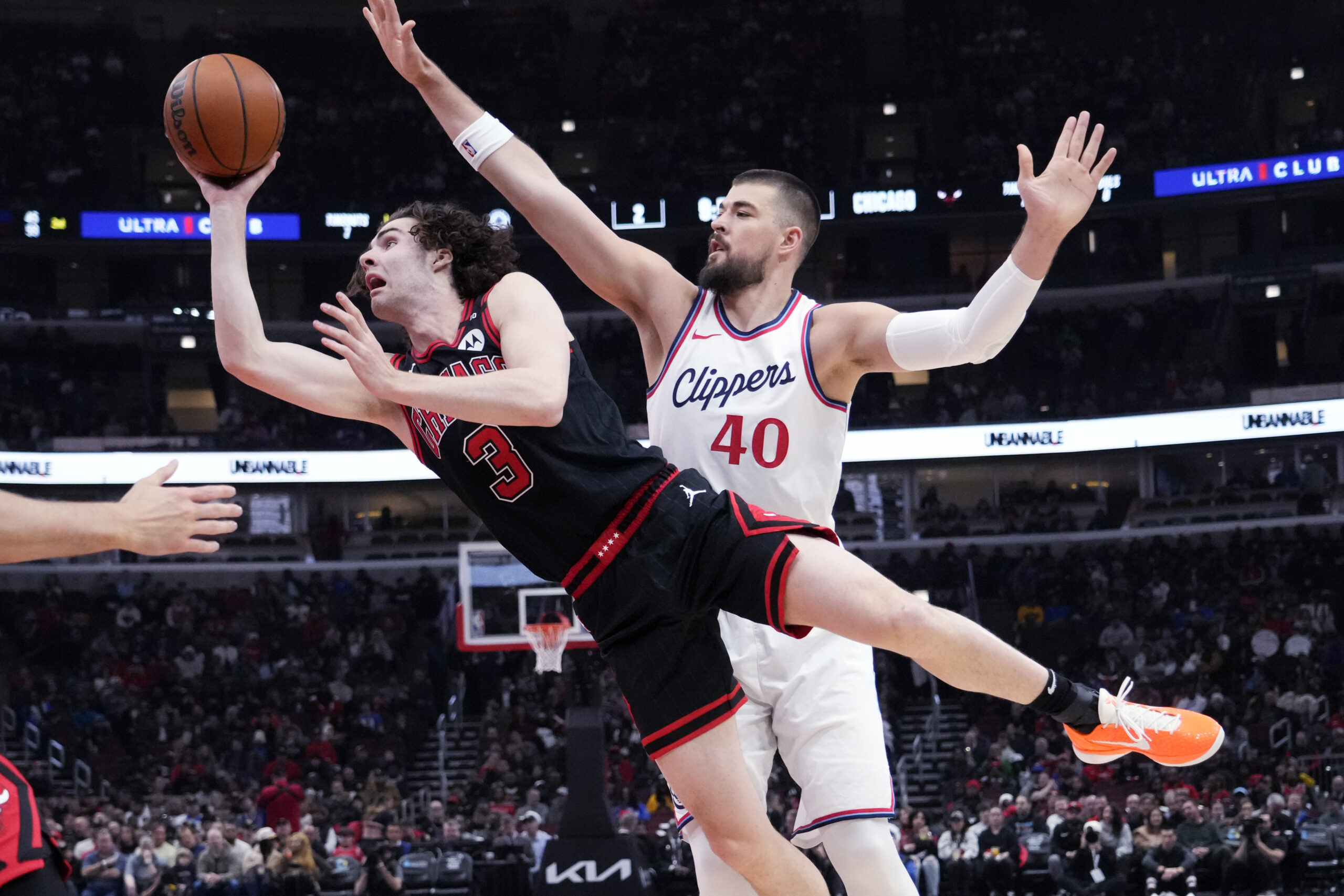 Chicago Bulls guard Josh Giddey (3) drives to the basket...