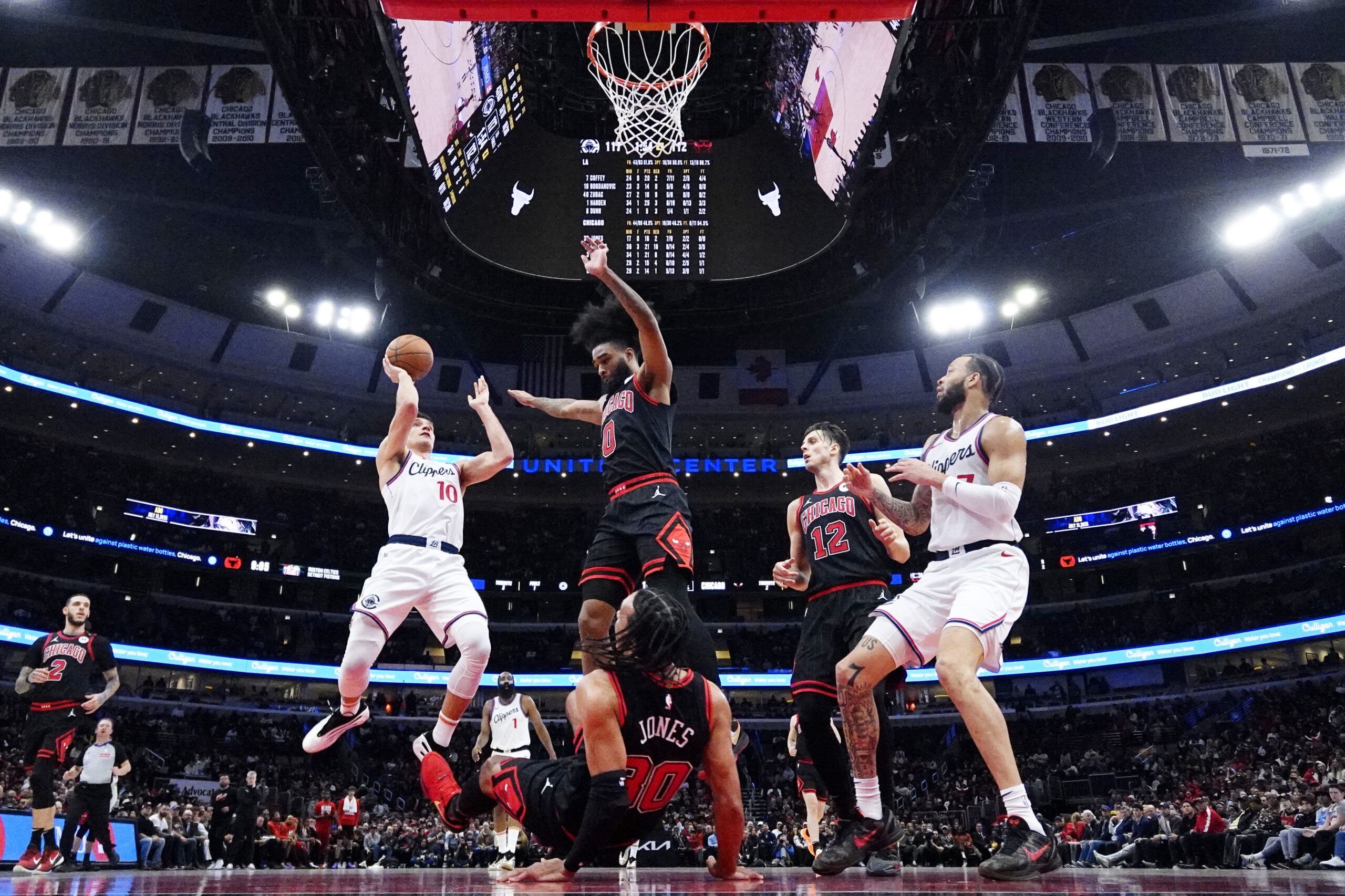 Clippers guard Bogdan Bogdanovic (10) shoots against Chicago Bulls guard...