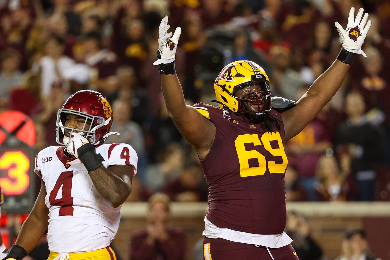 NCAA Football: Southern California at Minnesota