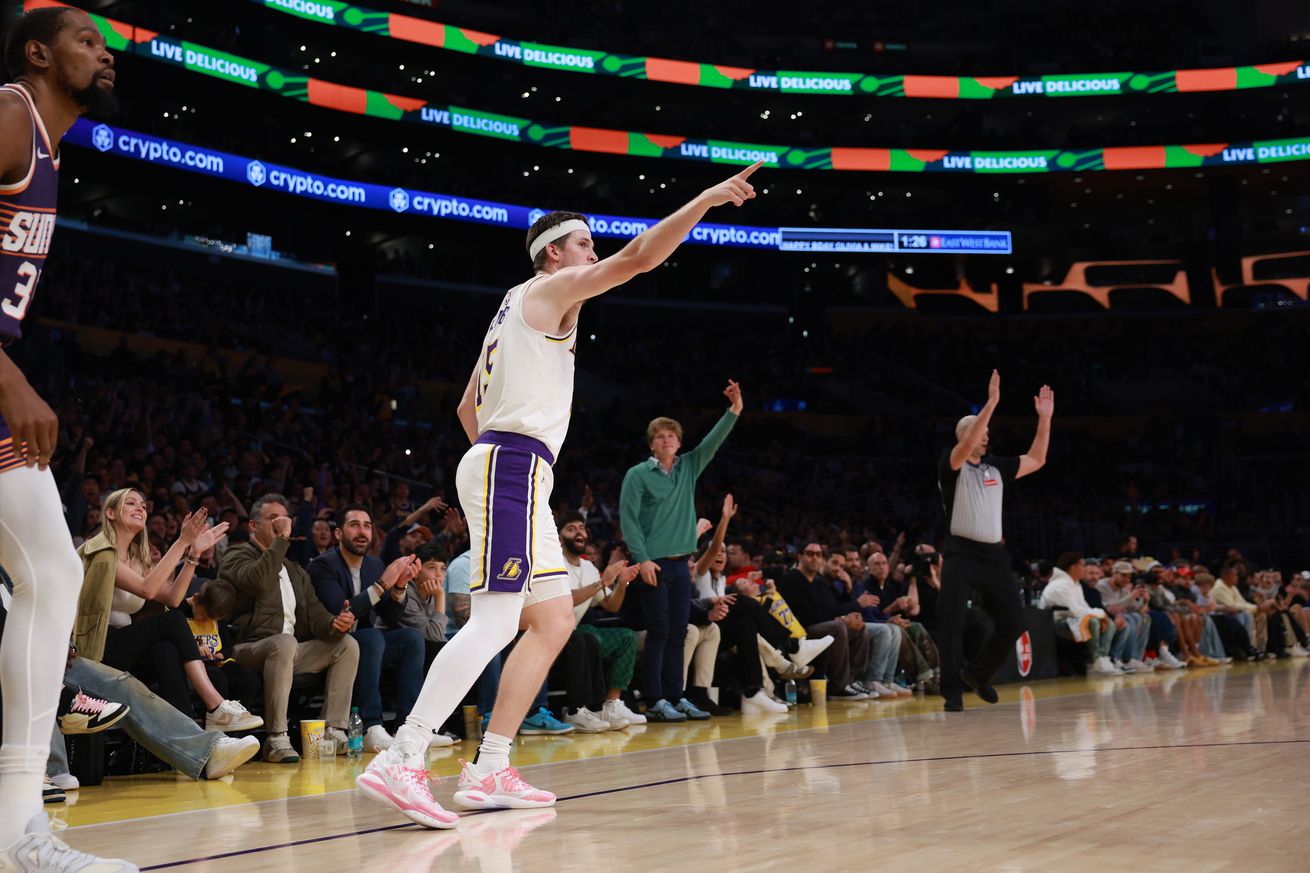 Phoenix Suns v Los Angeles Lakers