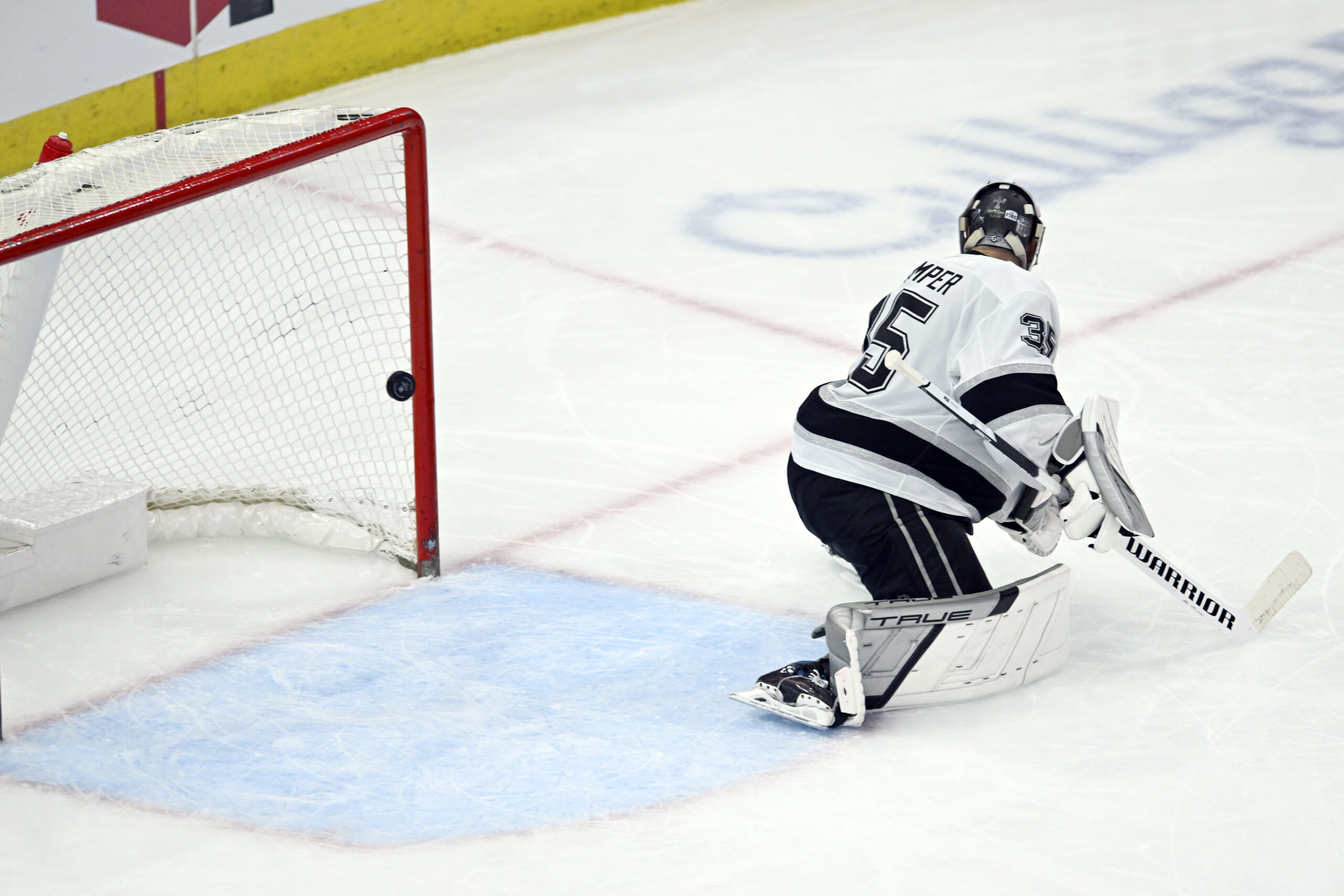 Kings goalie Darcy Kuemper misses a goal by the Chicago...