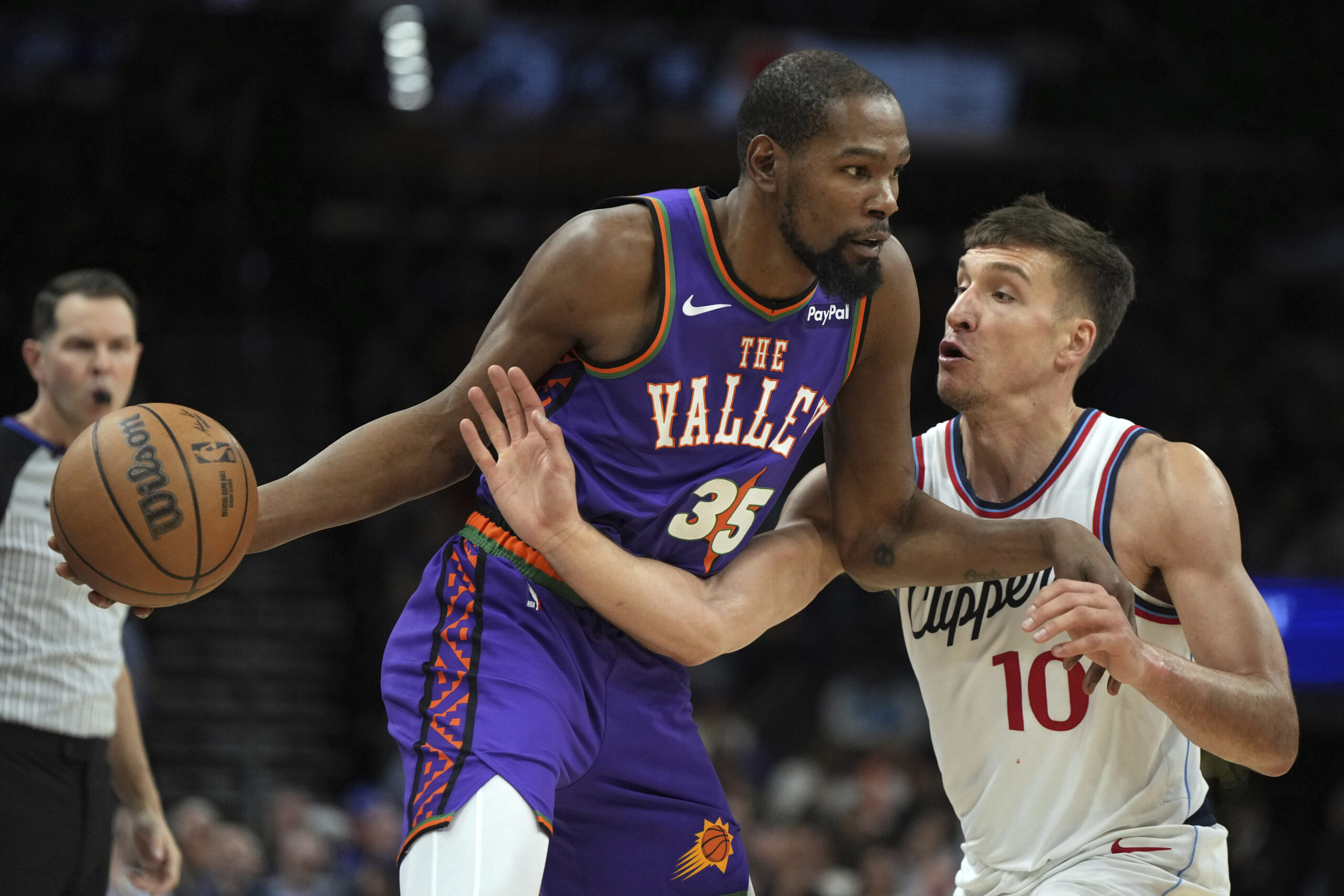 Phoenix Suns forward Kevin Durant shields the ball from Clippers...