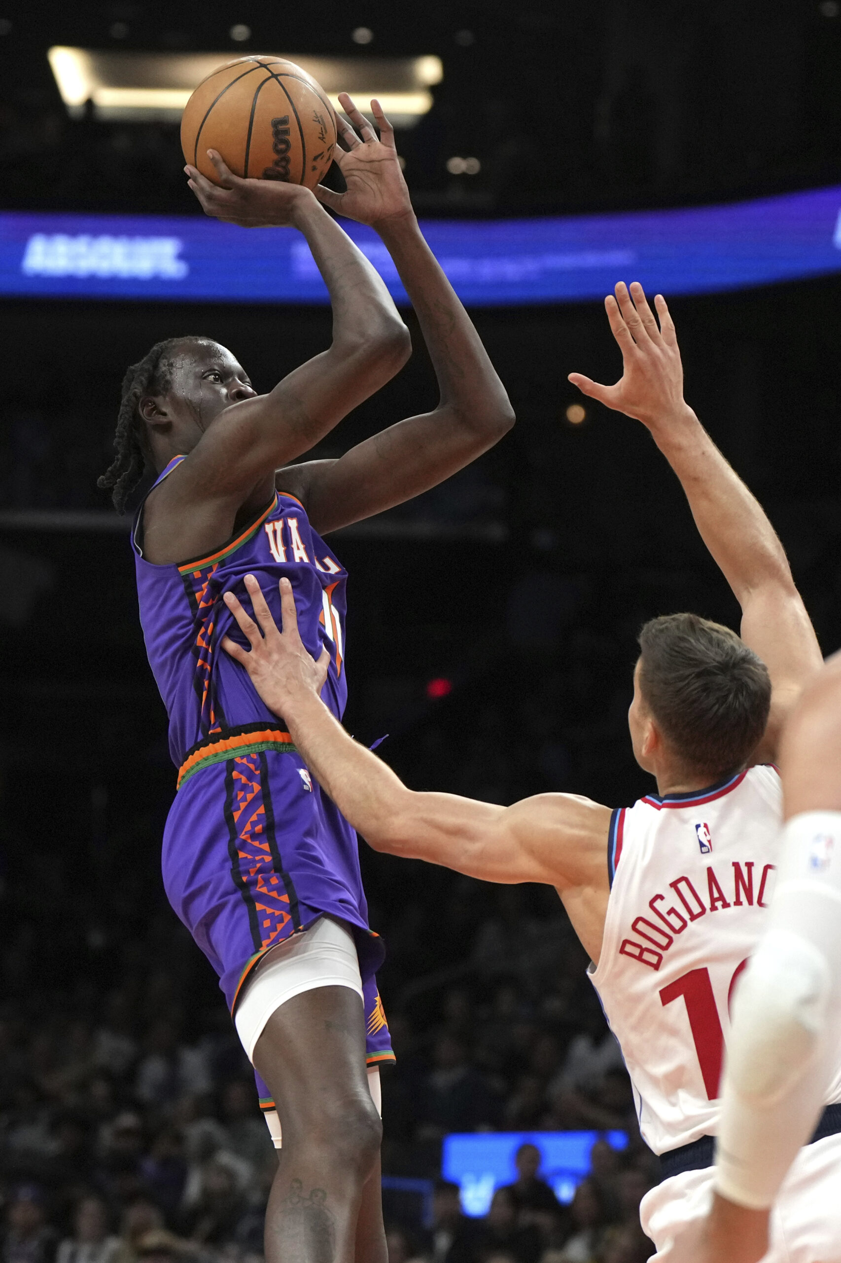 Phoenix Suns center Bol Bol (11) shoots over Clippers guard...