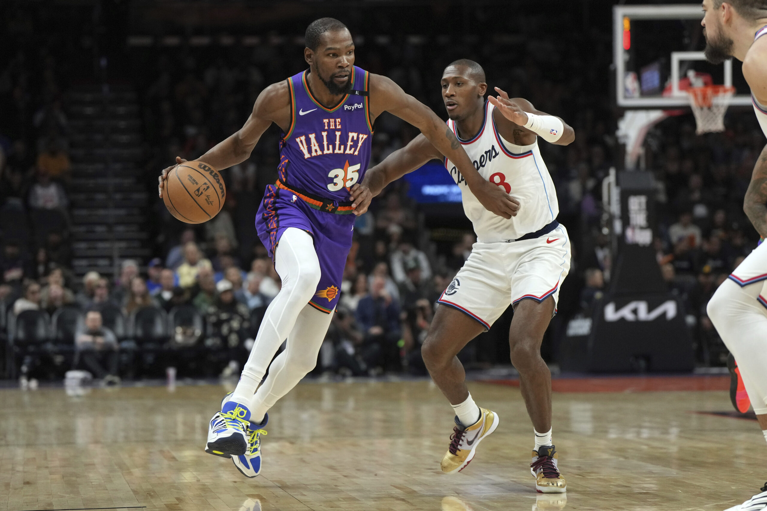 Phoenix Suns forward Kevin Durant (35) drives past Clippers guard...