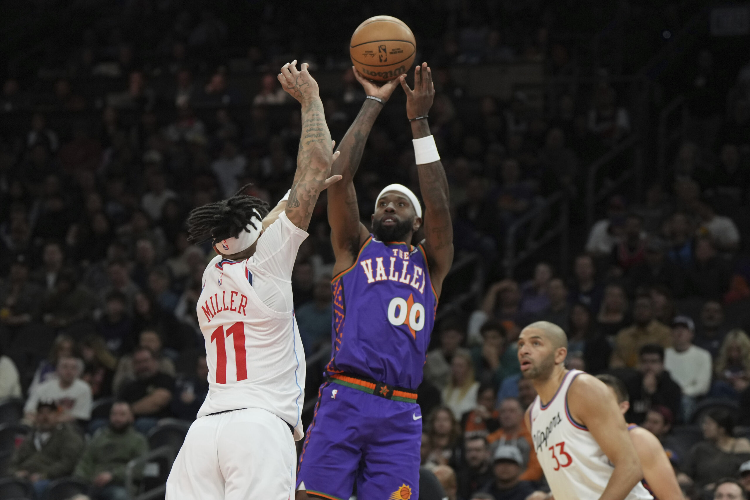 Phoenix Suns forward Royce O’Neale shoots between Clippers guard Jordan...