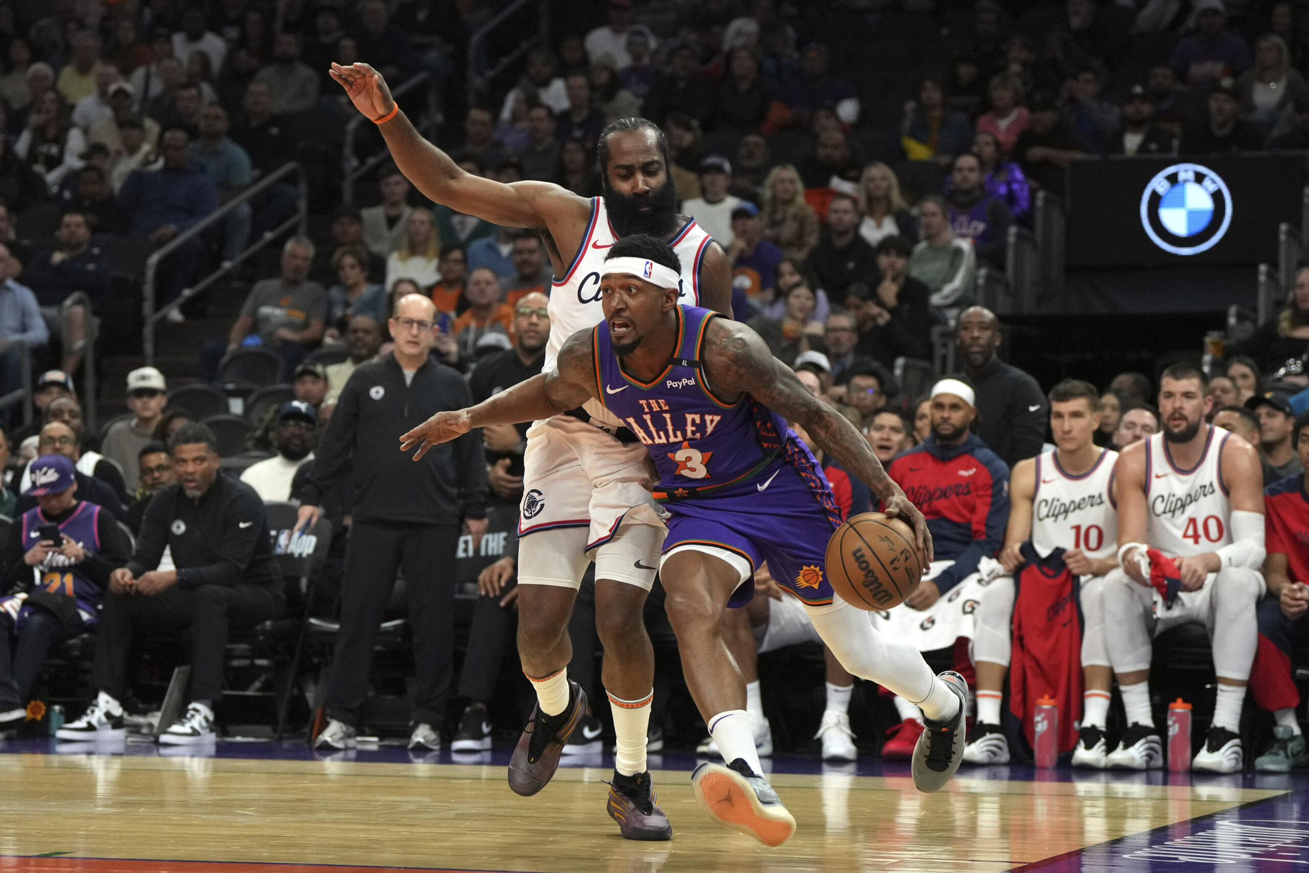 Phoenix Suns guard Bradley Beal (3) drives past Clippers guard...