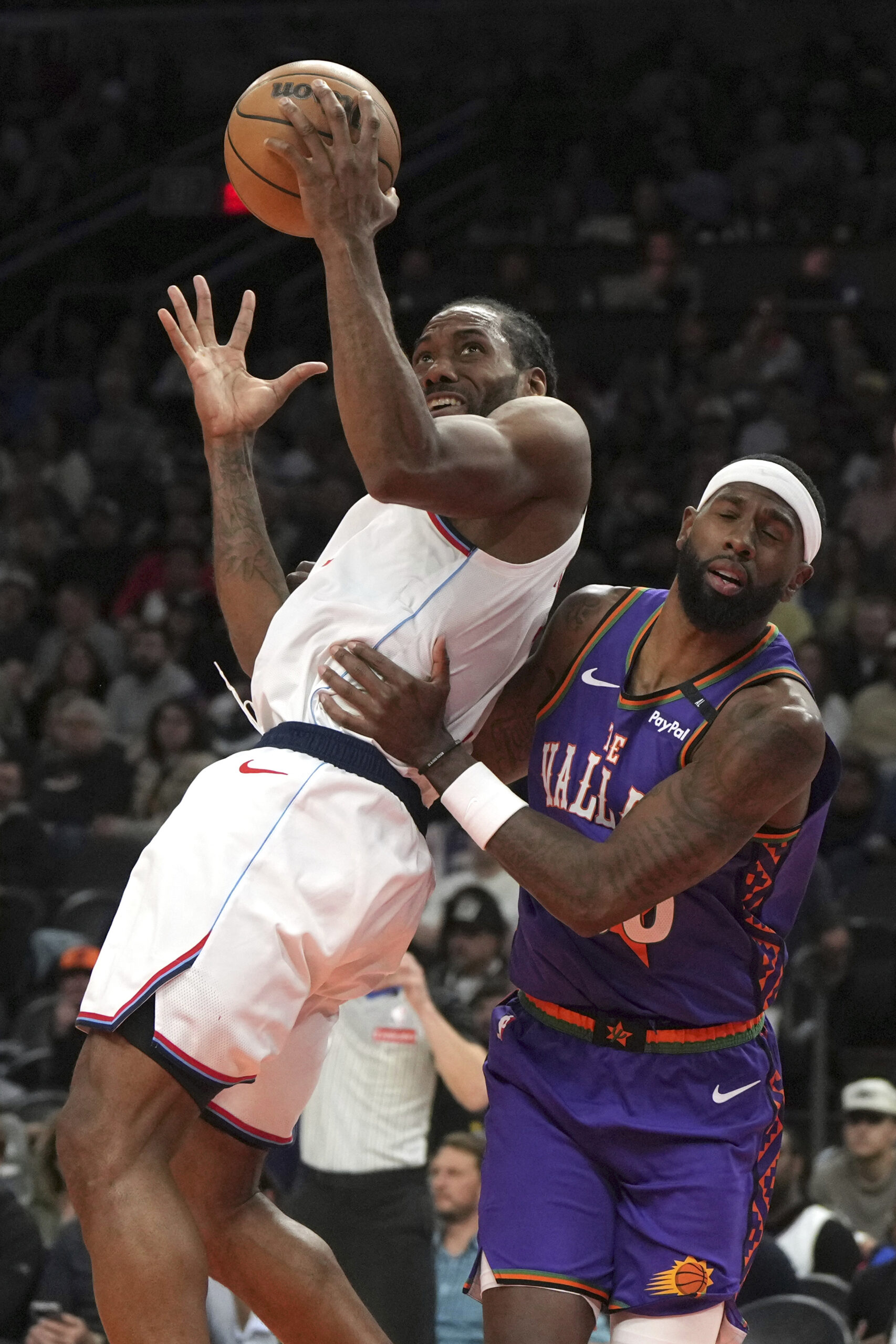 Phoenix Suns forward Royce O’Neale (00) fouls Clippers forward Kawhi...