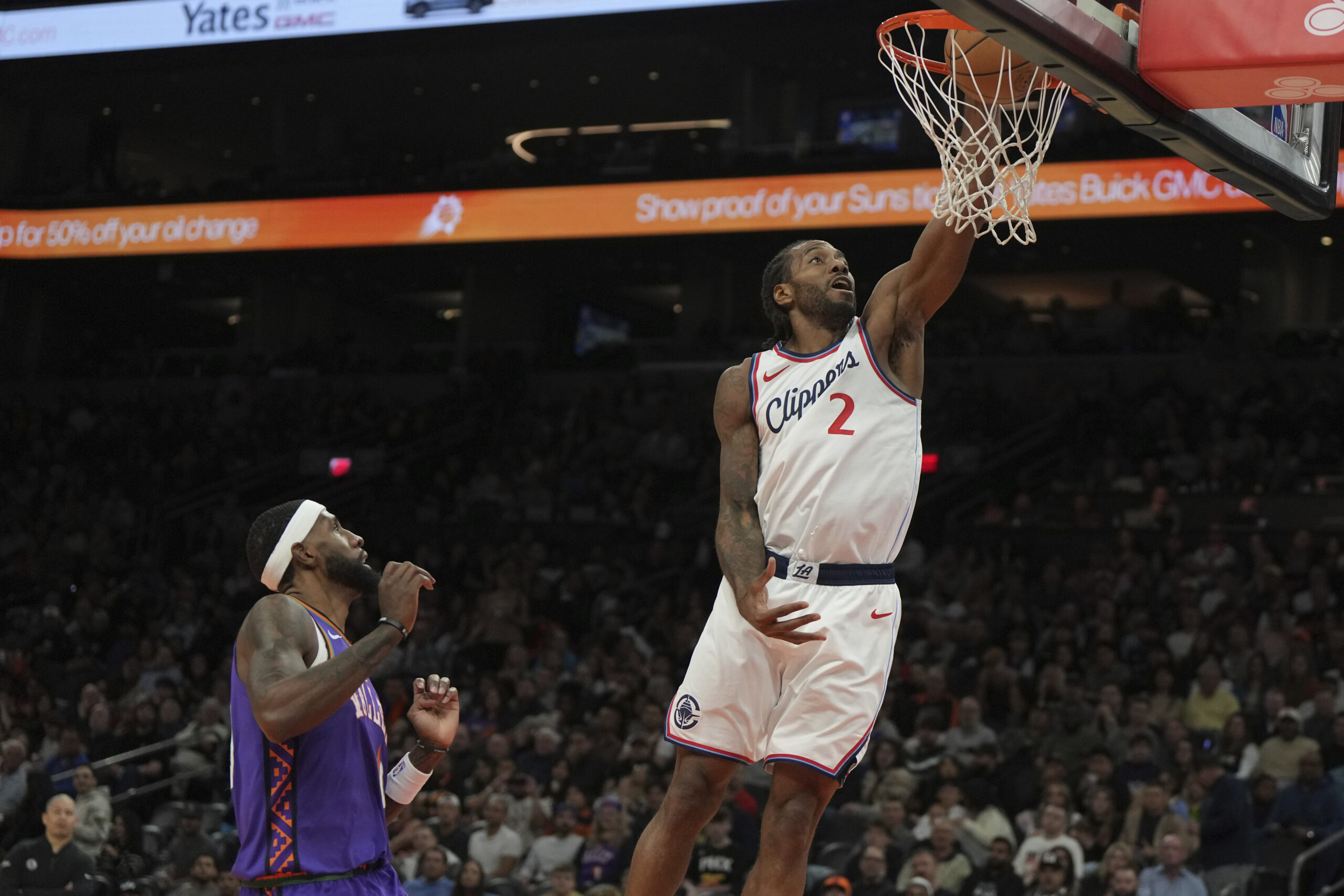 Clippers forward Kawhi Leonard (2) drives past Phoenix Suns forward...