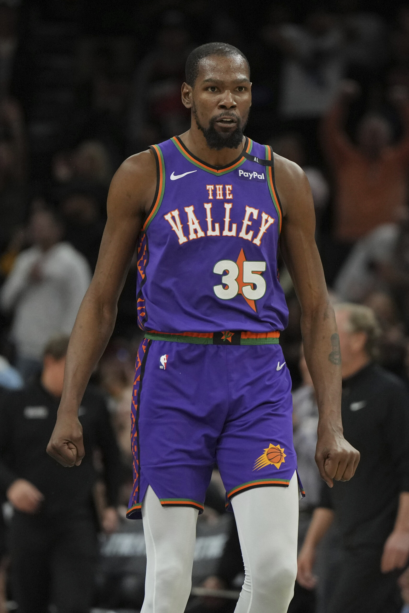 Phoenix Suns forward Kevin Durant (35) against the Clippers during...