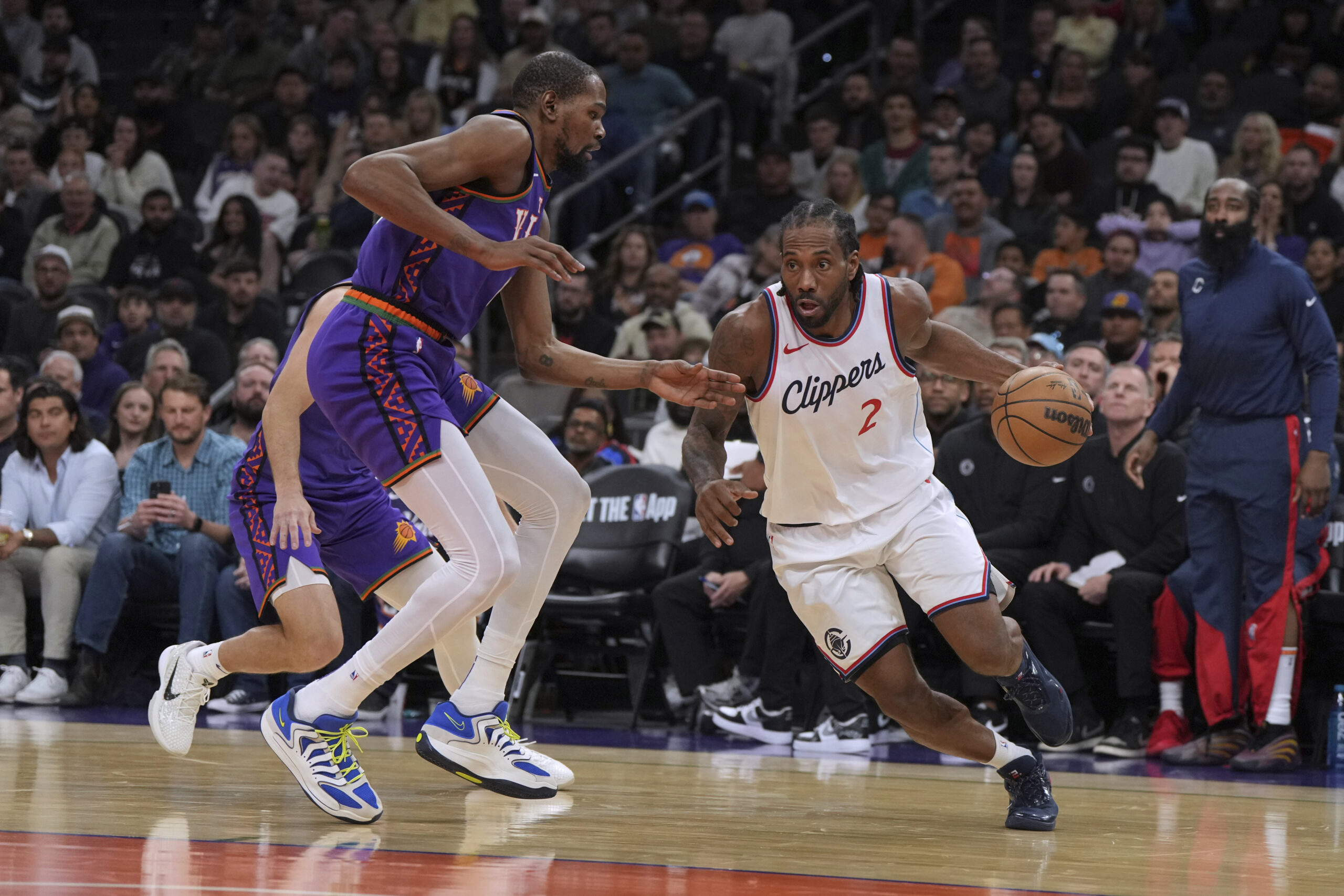 Clippers forward Kawhi Leonard (2) drives past Phoenix Suns forward...