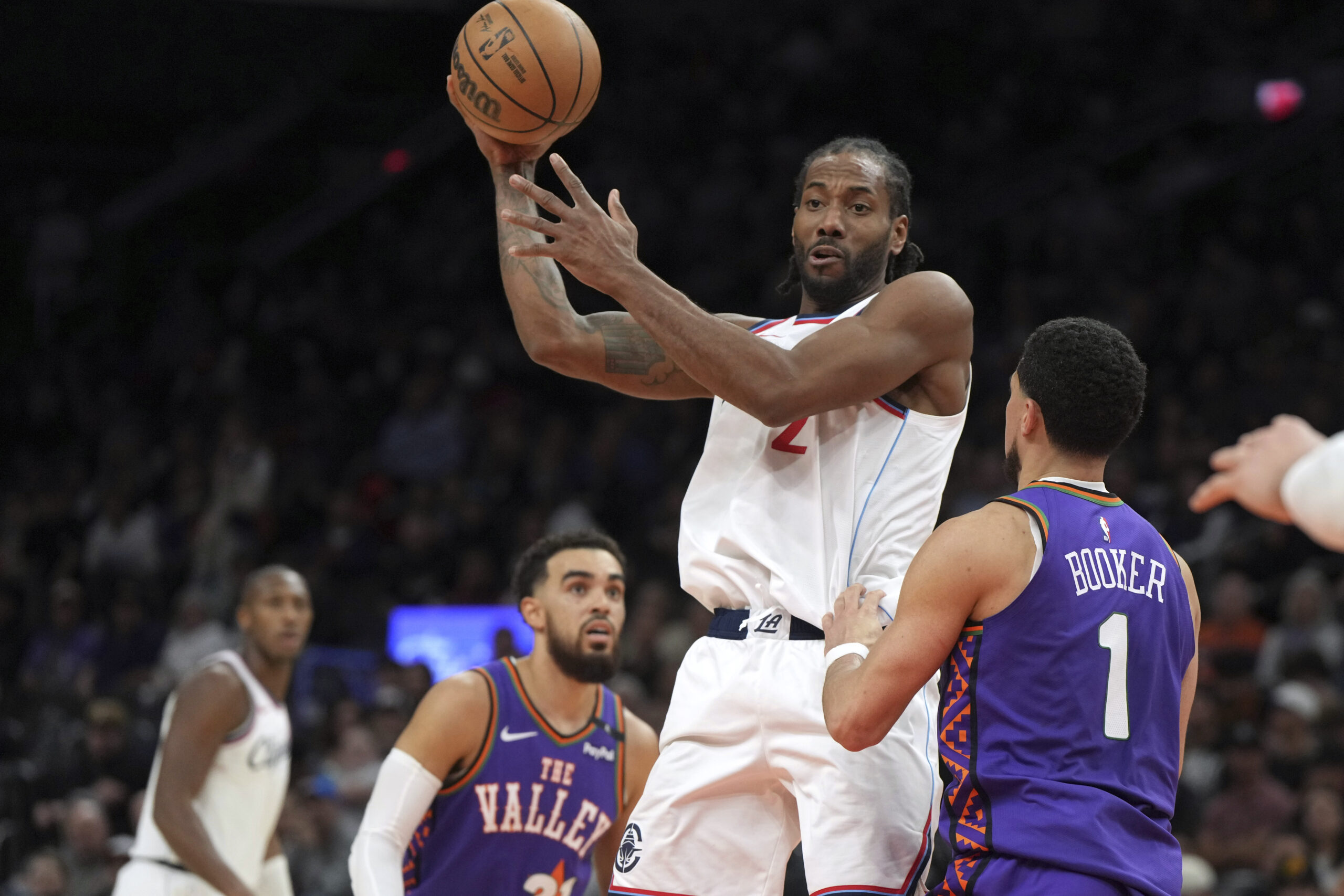 Clippers forward Kawhi Leonard (2) drives between Phoenix Suns guard...