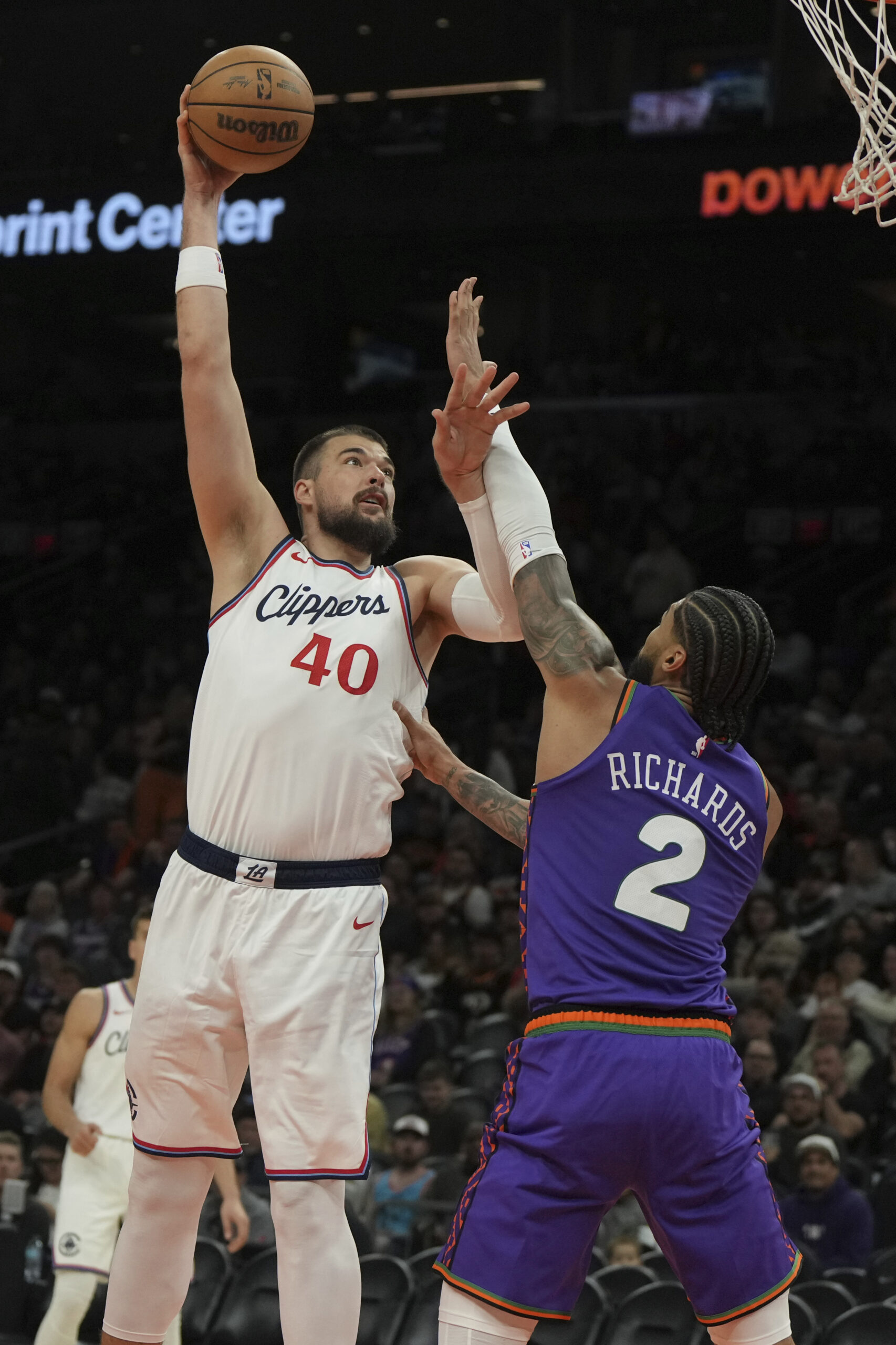 Clippers center Ivica Zubac (40) shoots over Phoenix Suns center...