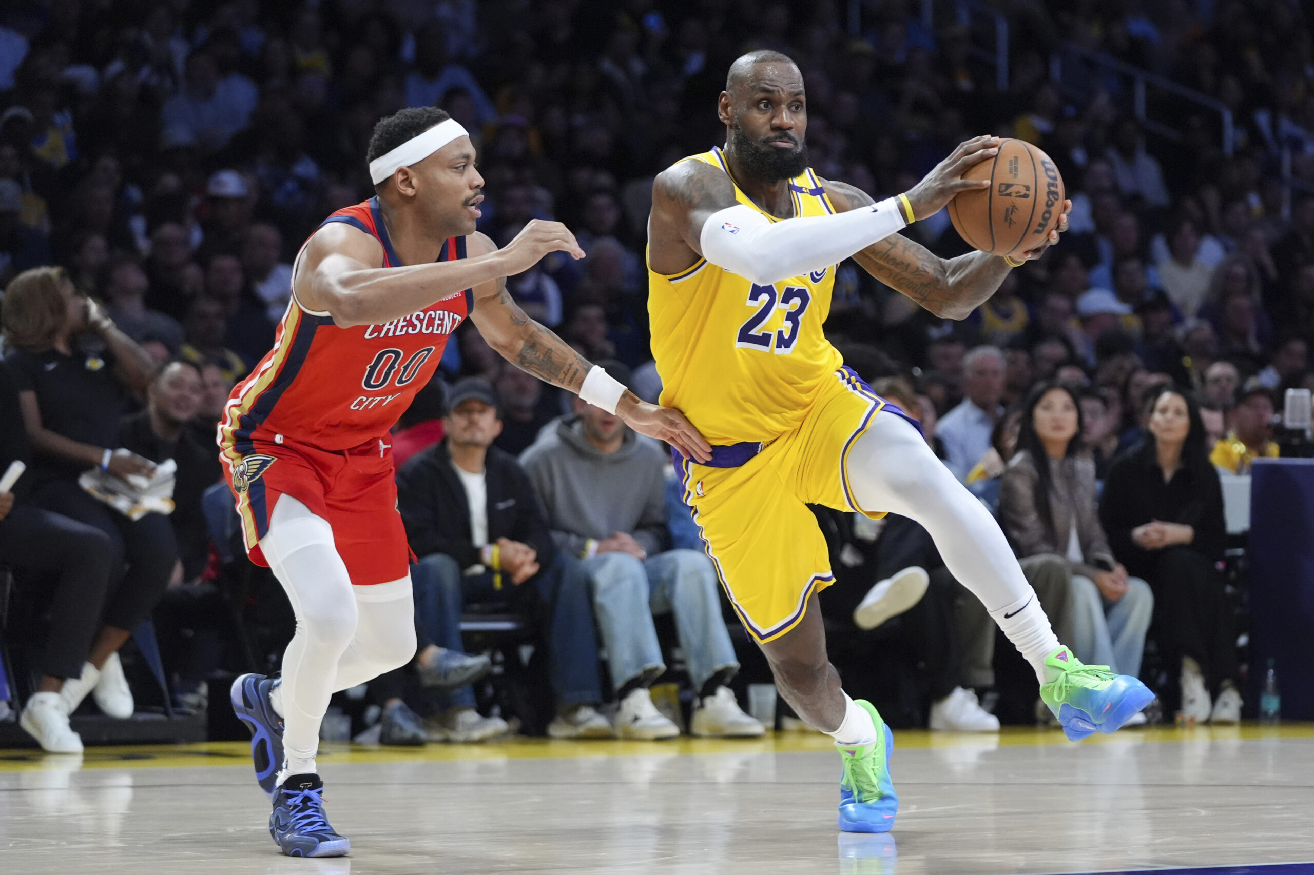 Lakers star LeBron James drives past the New Orleans Pelicans’...