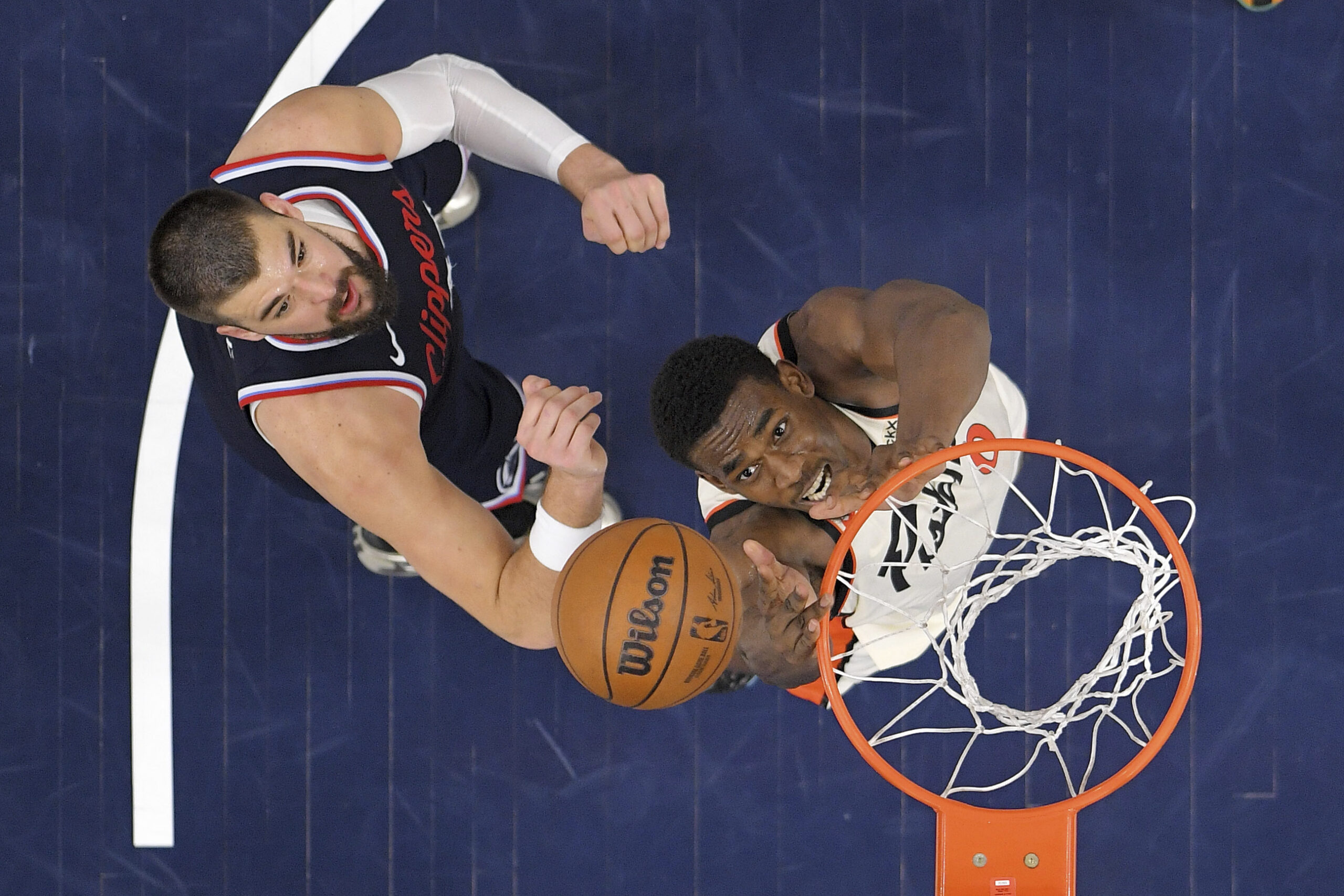 Detroit Pistons center Jalen Duren, right, and Clippers center Ivica...