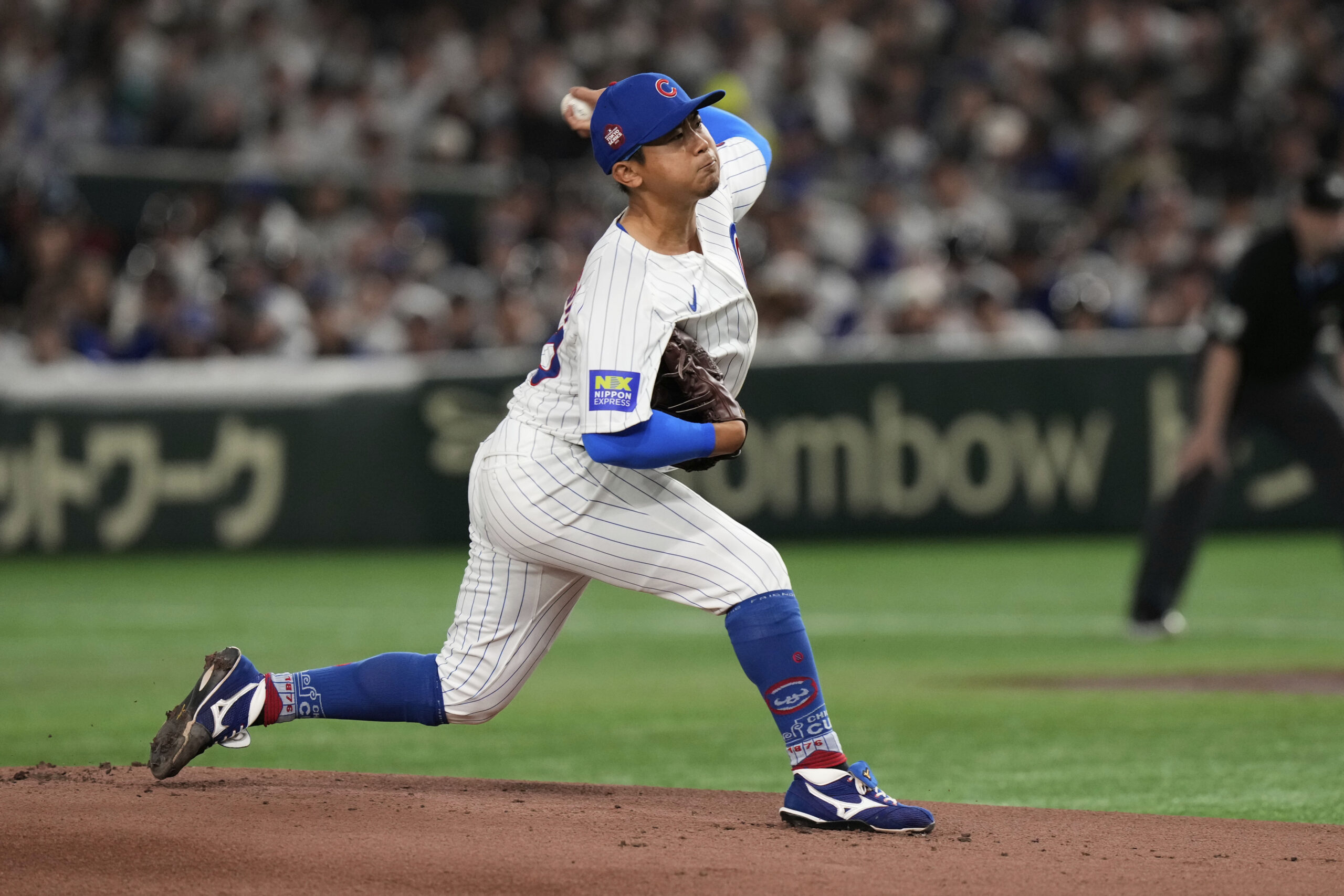 Chicago Cubs starting pitcher Shota Imanaga throws to the Los...