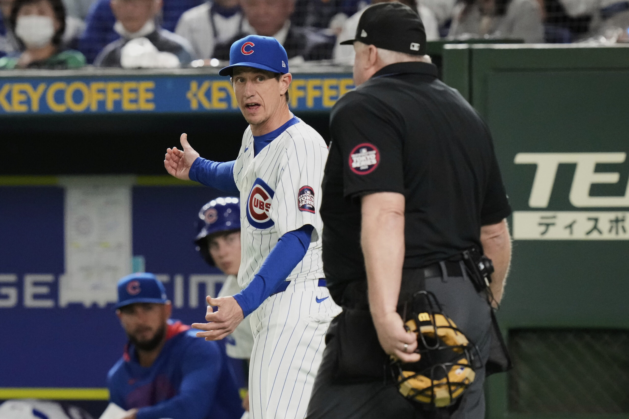 Chicago Cubs manager Craig Counsell, left, talks with home plate...