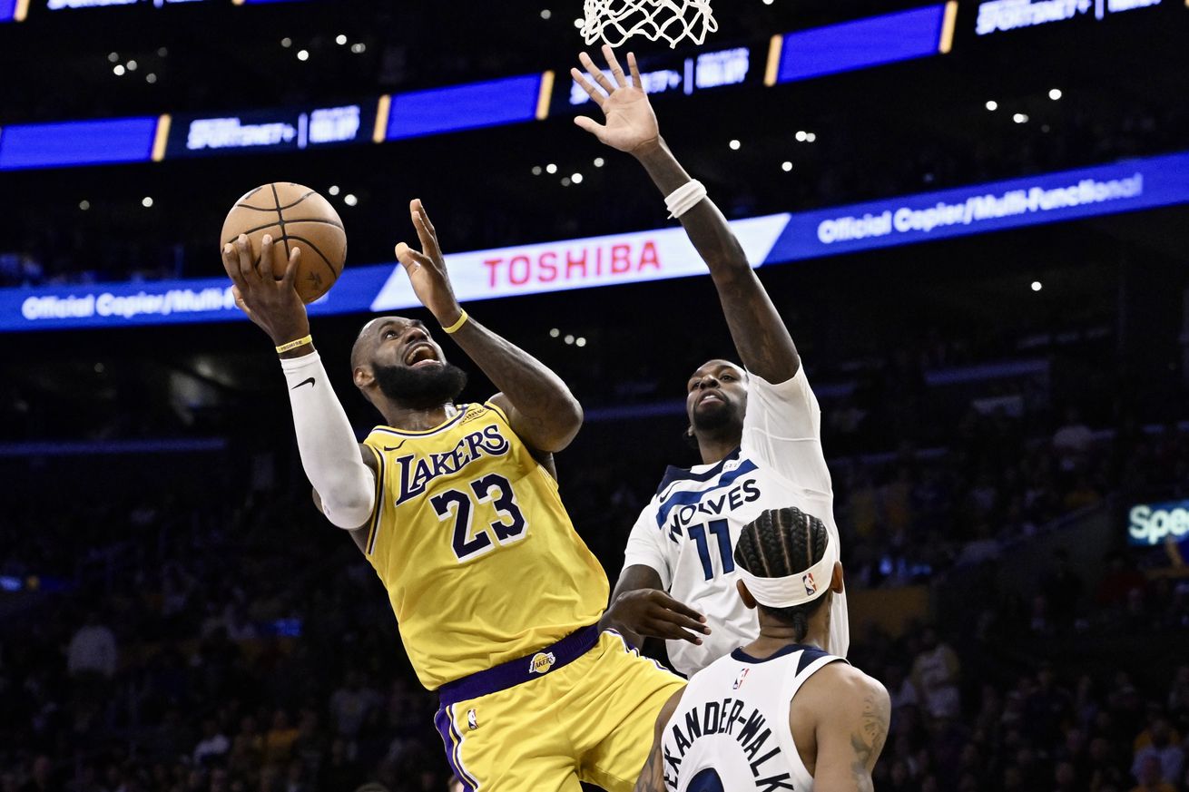 Los Angeles Lakers defeated the Minnesota Timberwolves 94-95 to win game 2 of a first round NBA playoff game.