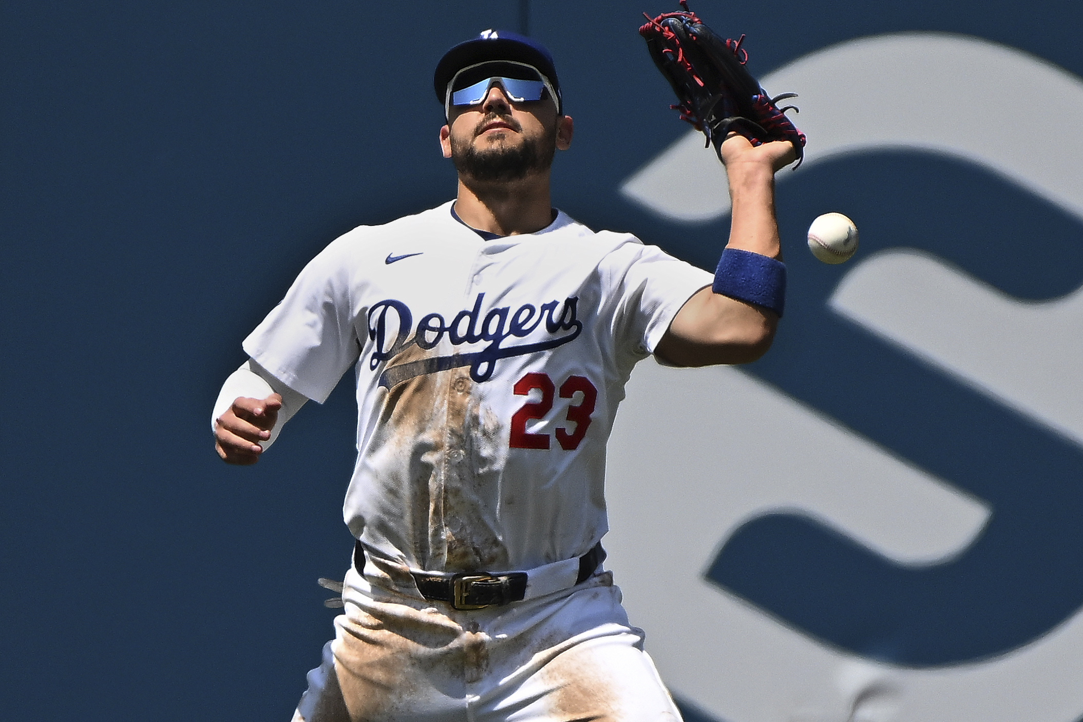 Dodgers left fielder Michael Conforto drops a fly ball against...