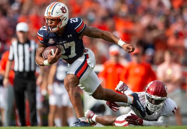 Auburn Tigers running back Jarquez Hunter (27) avoids a tackle from Oklahoma Sooners linebacker Kobie McKinzie (11) as Auburn Tigers take on Oklahoma Sooners at Jordan-Hare Stadium in Auburn, Ala., on Saturday, Sept. 28, 2024. Auburn Tigers lead Oklahoma Sooners 14-7 at halftime. Jarquez Hunter, Rams