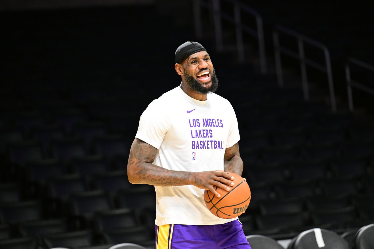 Chicago Bulls v Los Angeles Lakers