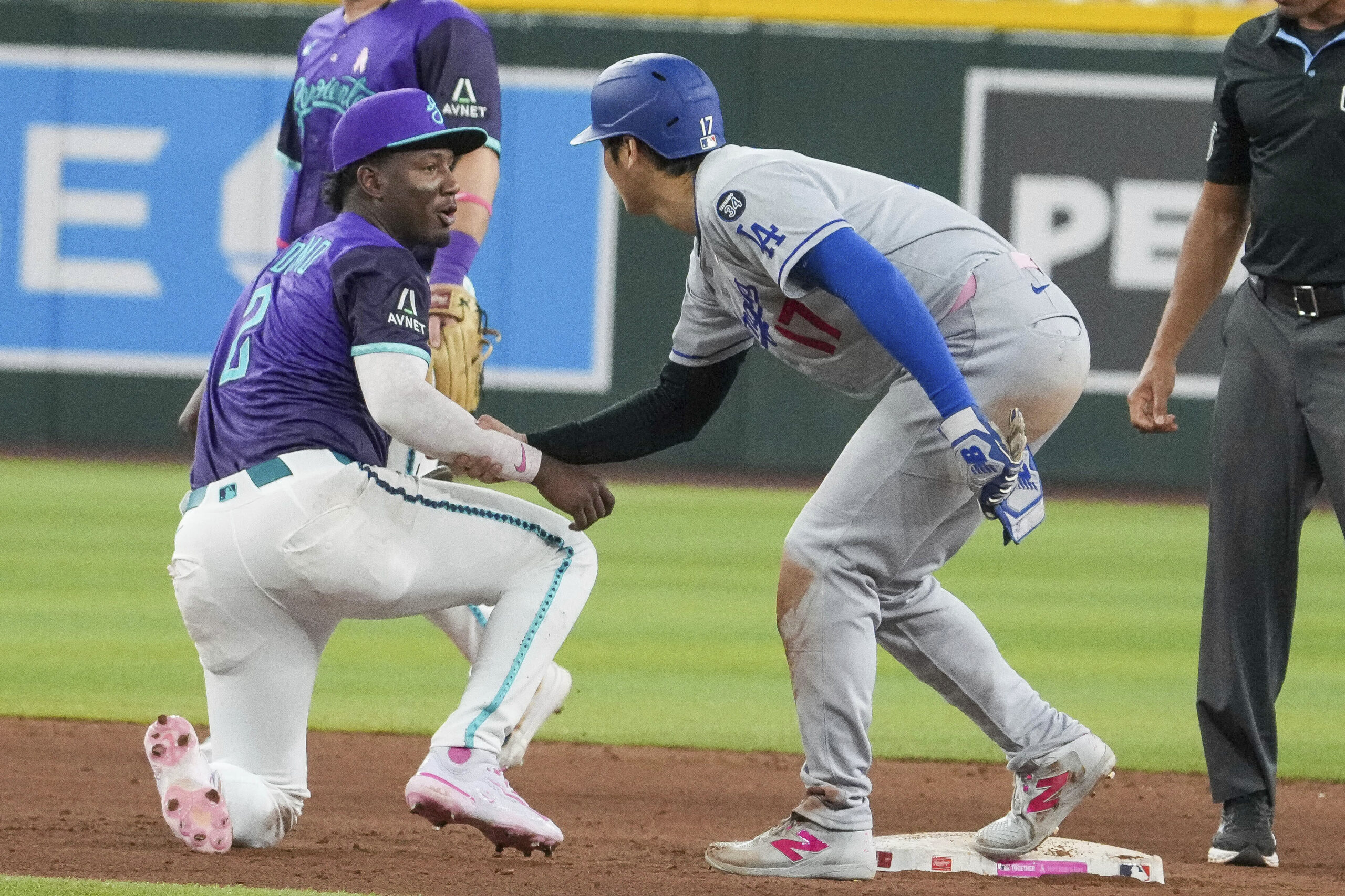 Dodgers’ Shohei Ohtani (17) checks on Arizona Diamondbacks shortstop Geraldo...