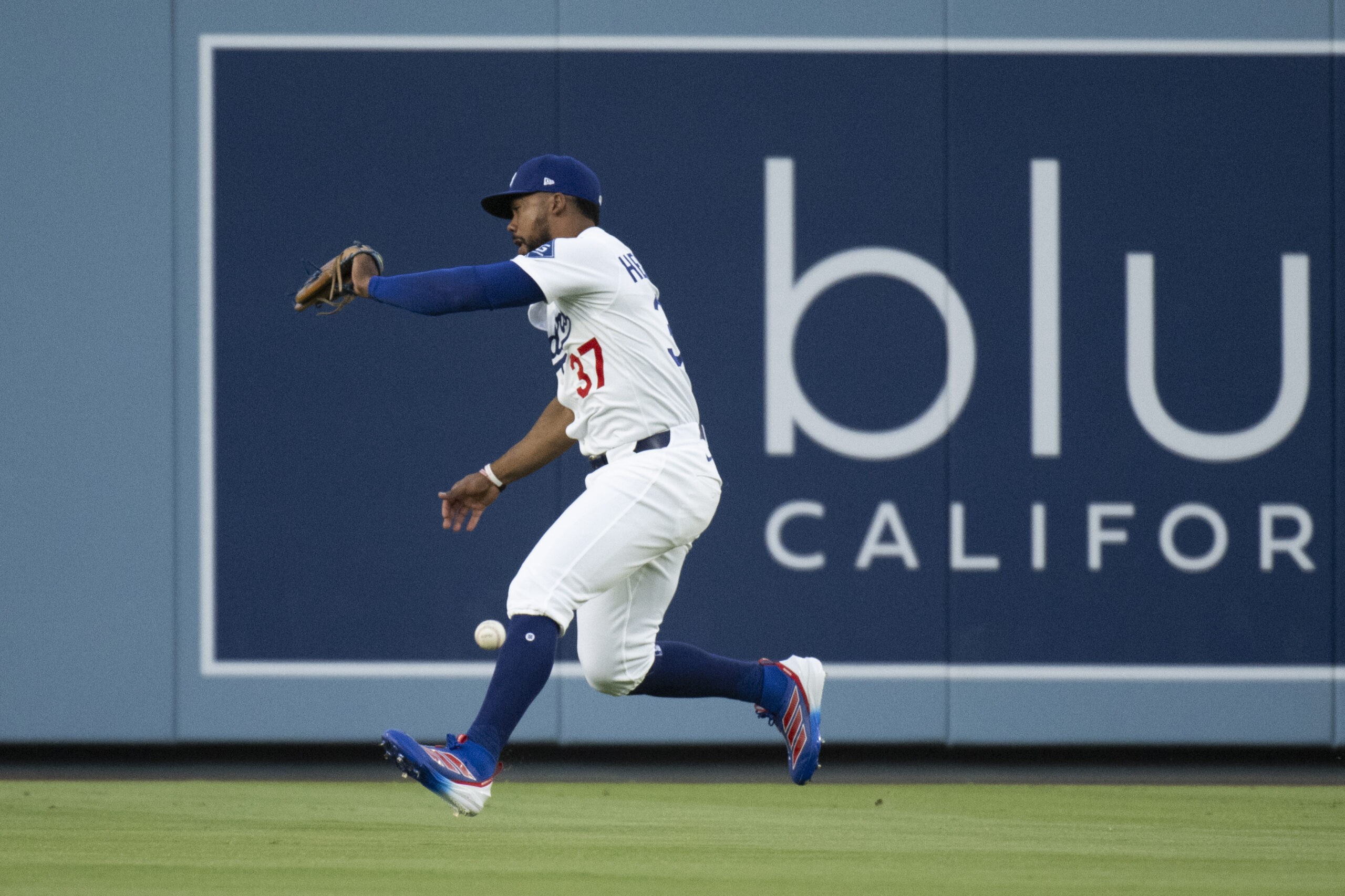 Dodgers right fielder Teoscar Hernández drops a fly ball during...