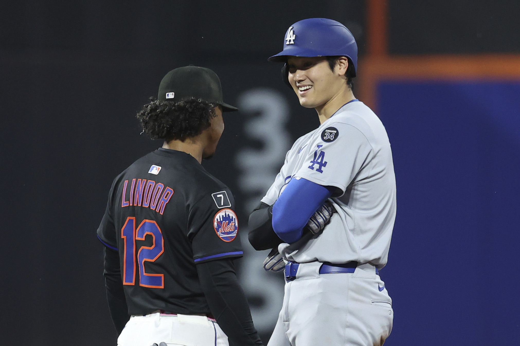 New York Mets shortstop Francisco Lindor, left, talks to Dodgers...