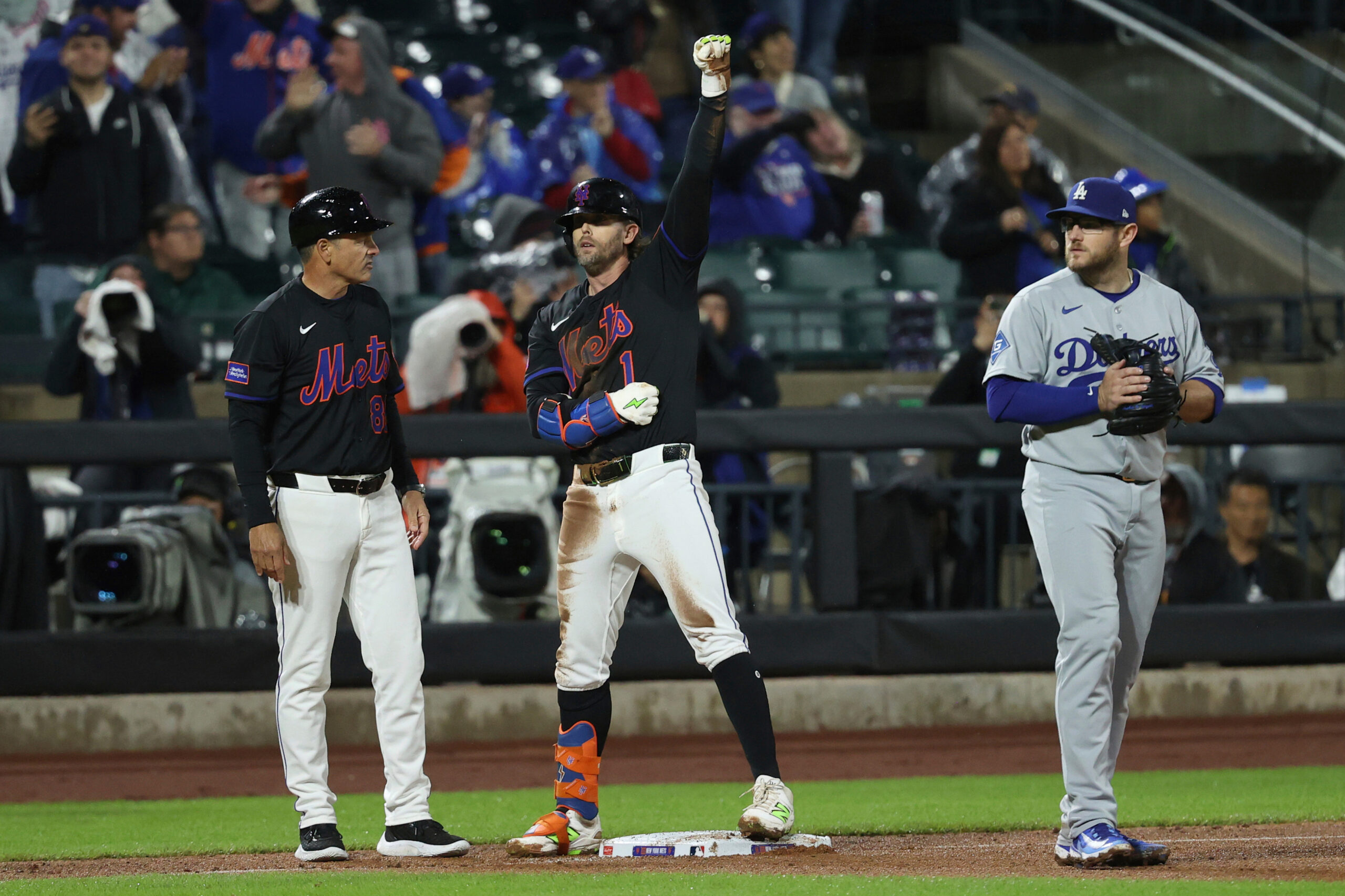 The New York Mets’ Jeff McNeil, center, reacts after hitting...