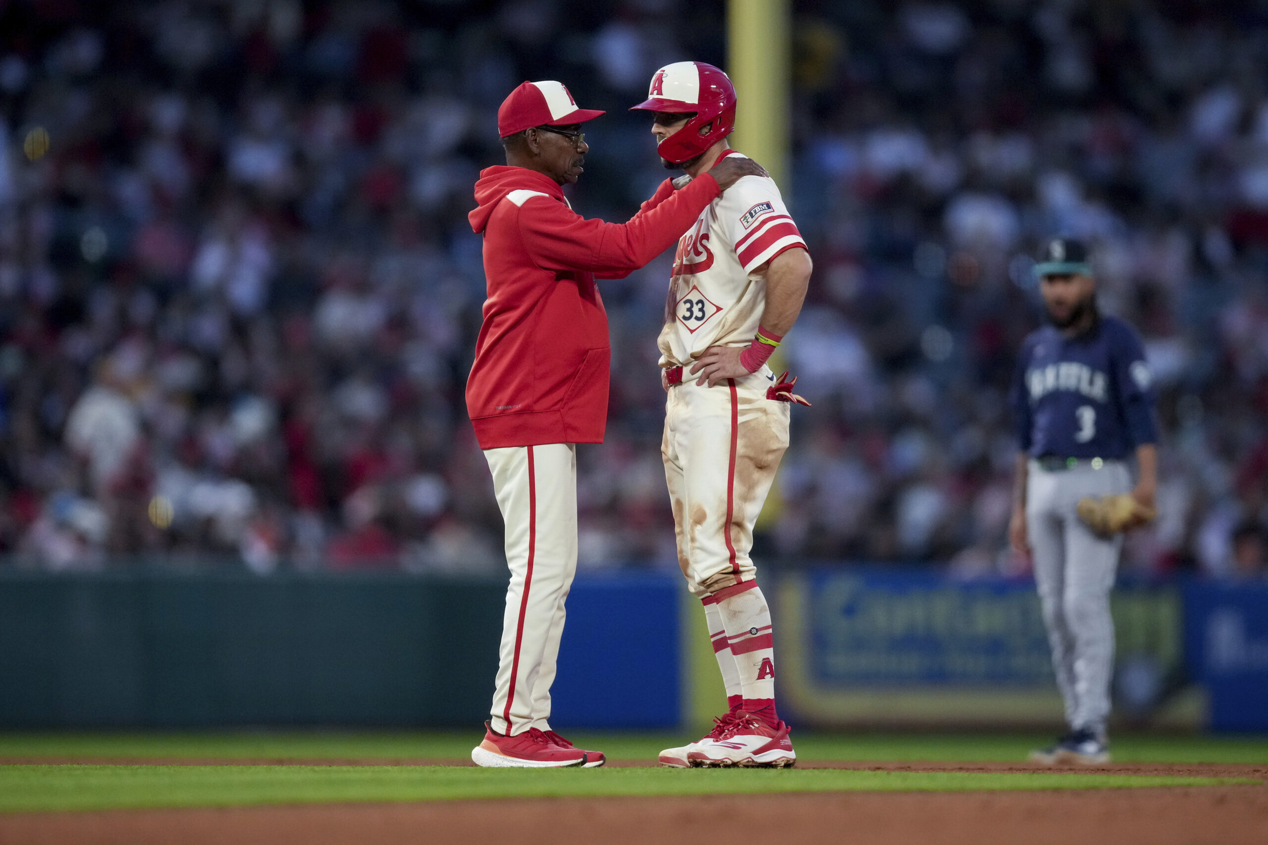 Angels manager Ron Washington talks to Chris Taylor on second...