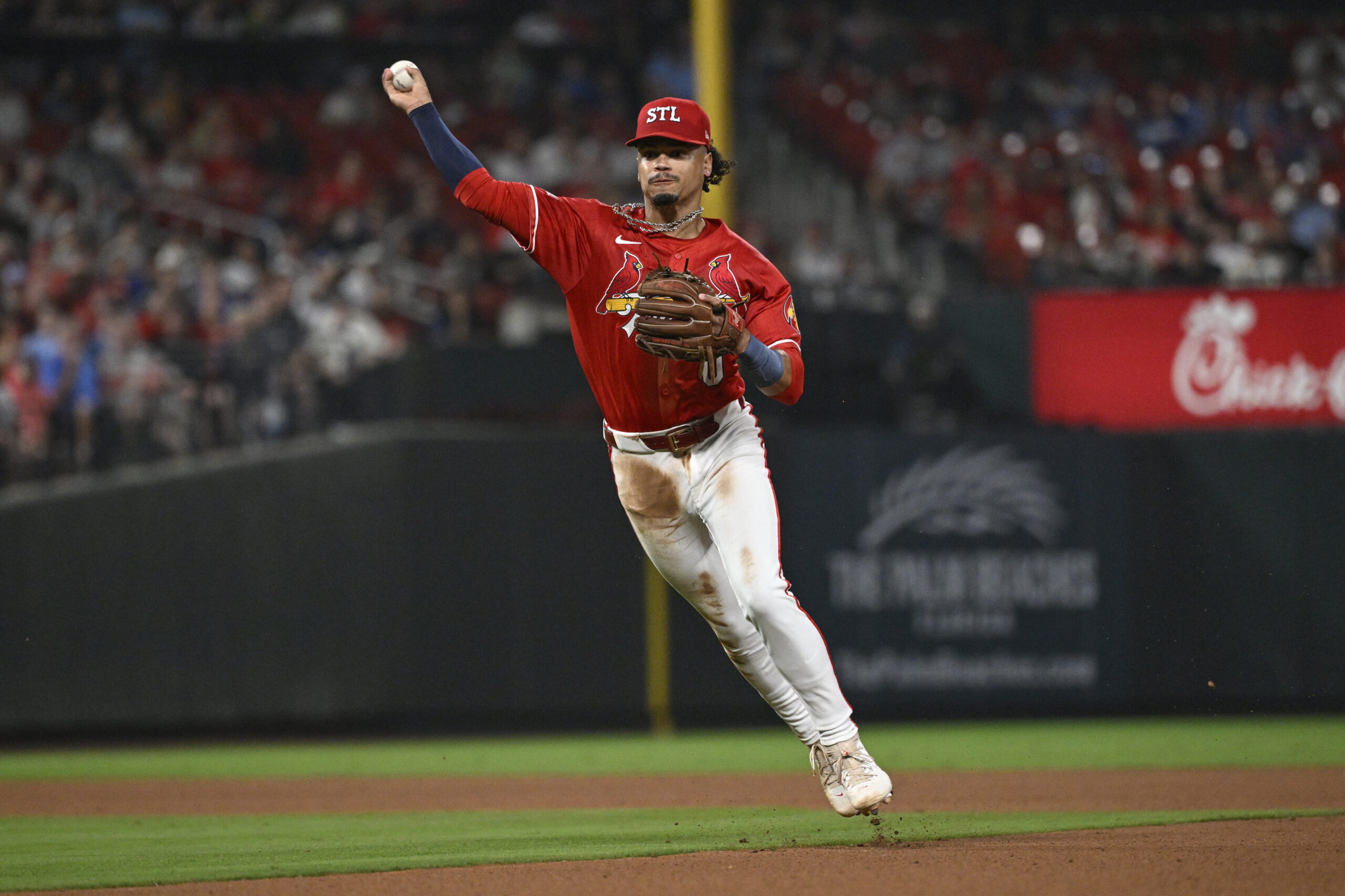 St. Louis Cardinals shortstop Masyn Winn throws out the Dodgers’...