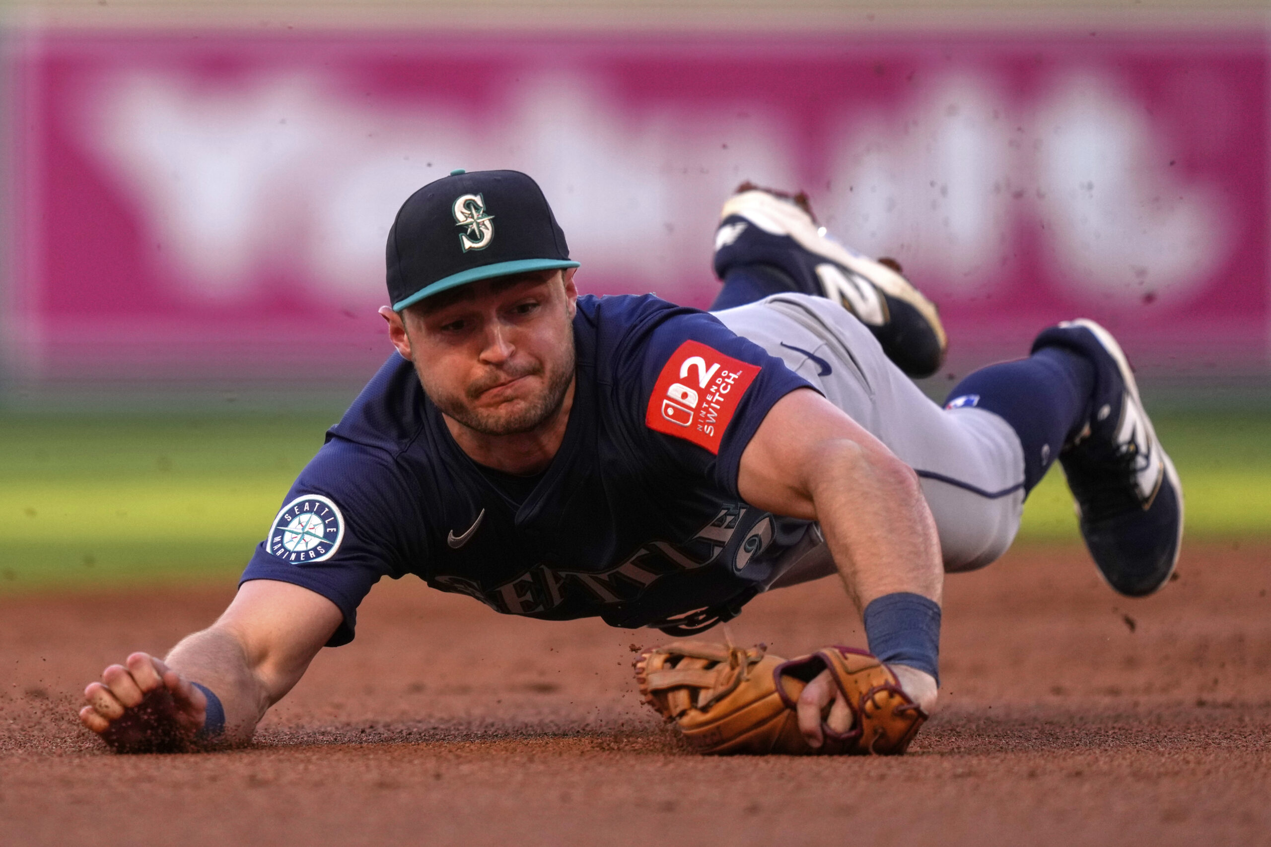 Seattle Mariners third baseman Ben Williamson fields a ball hit...