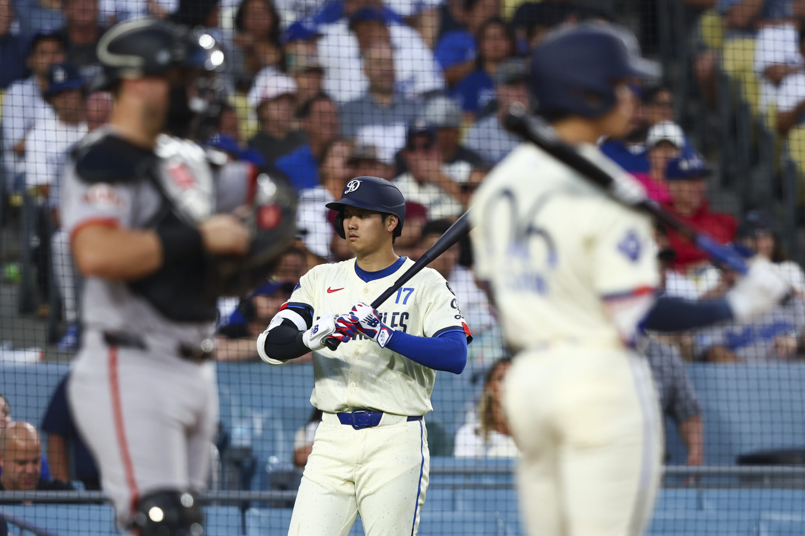 Dodgers designated hitter Shohei Ohtani, center, prepares on deck as...