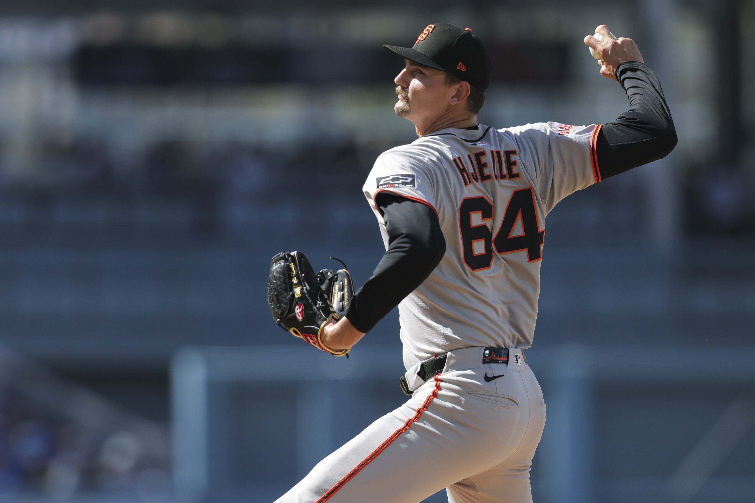 San Francisco Giants pitcher Sean Hjelle throws to a Dodgers...