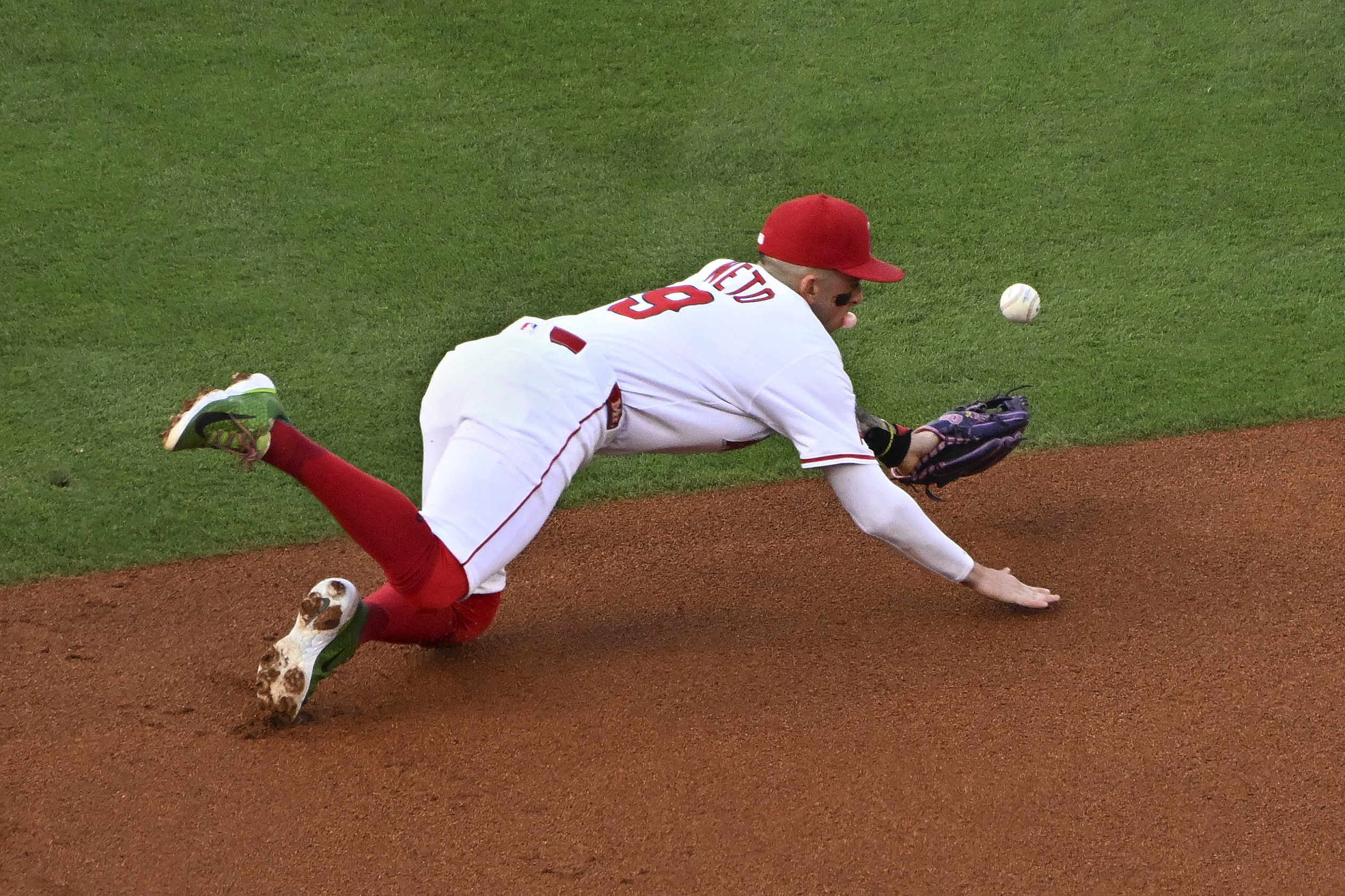 Angels shortstop Zach Neto (9) dives for a ball on...