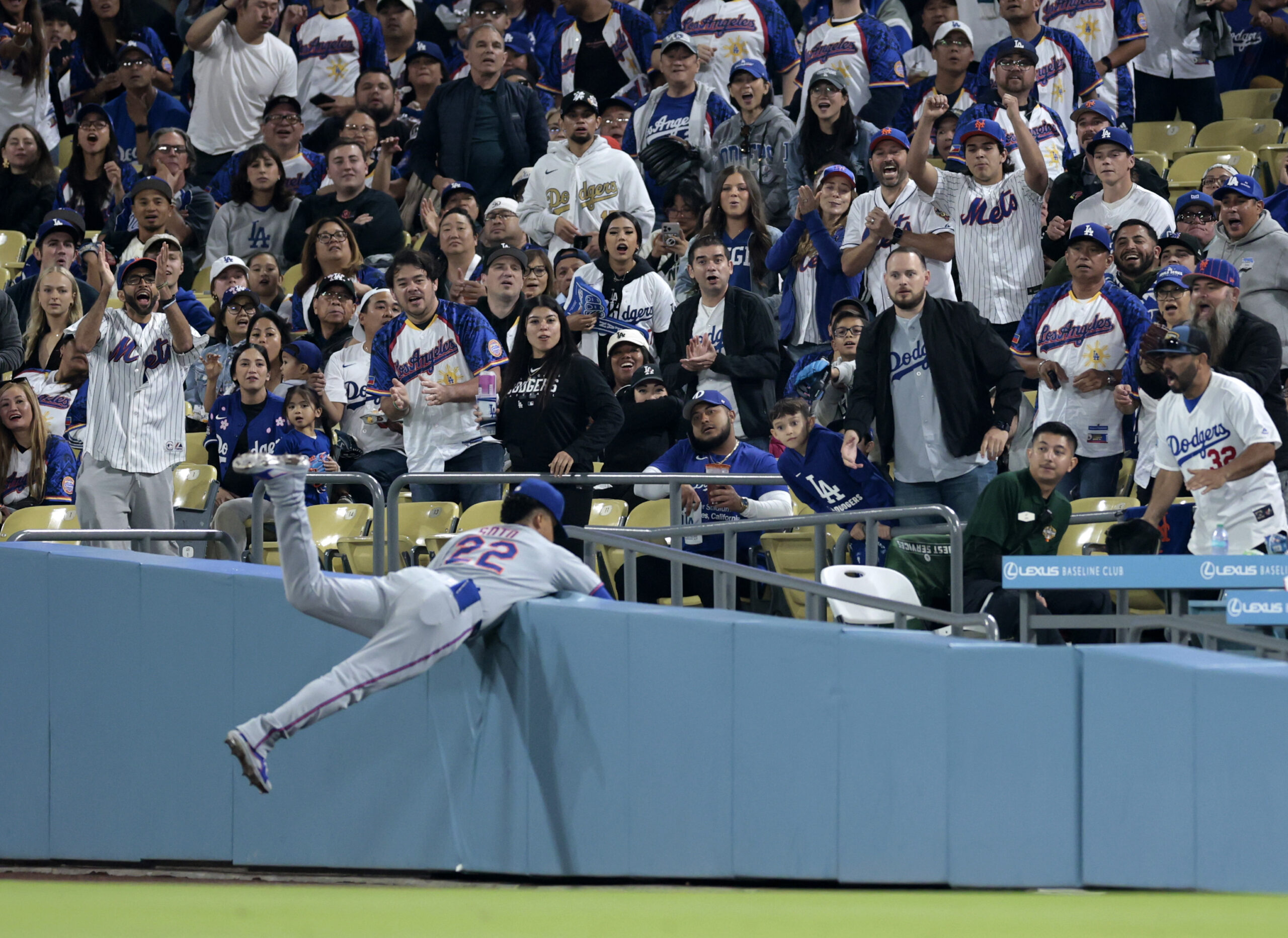 Fans react as New York Mets right fielder Juan Soto...