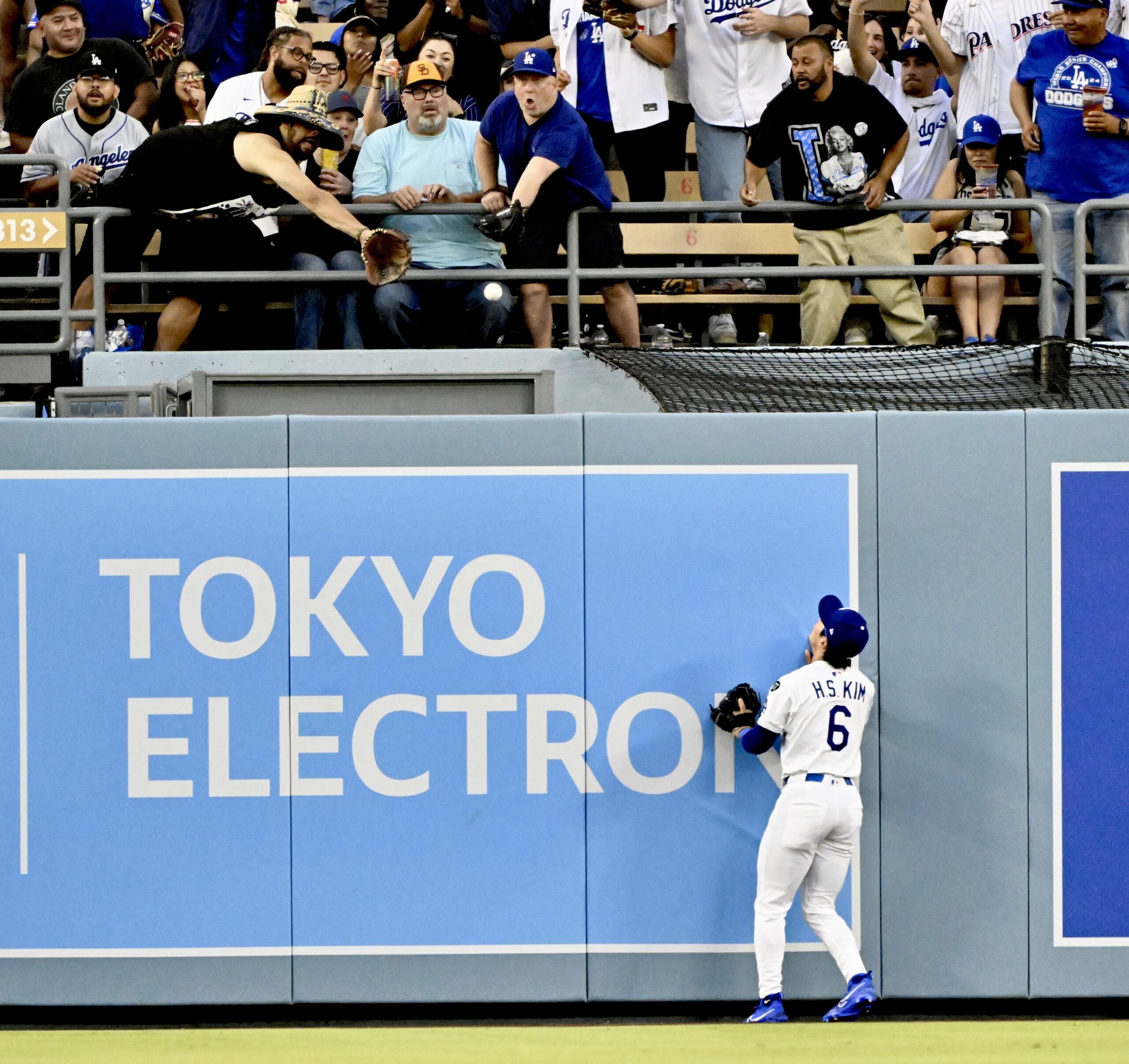 Dodgers center fielder Hyeseong Kim watches as a ball hit...