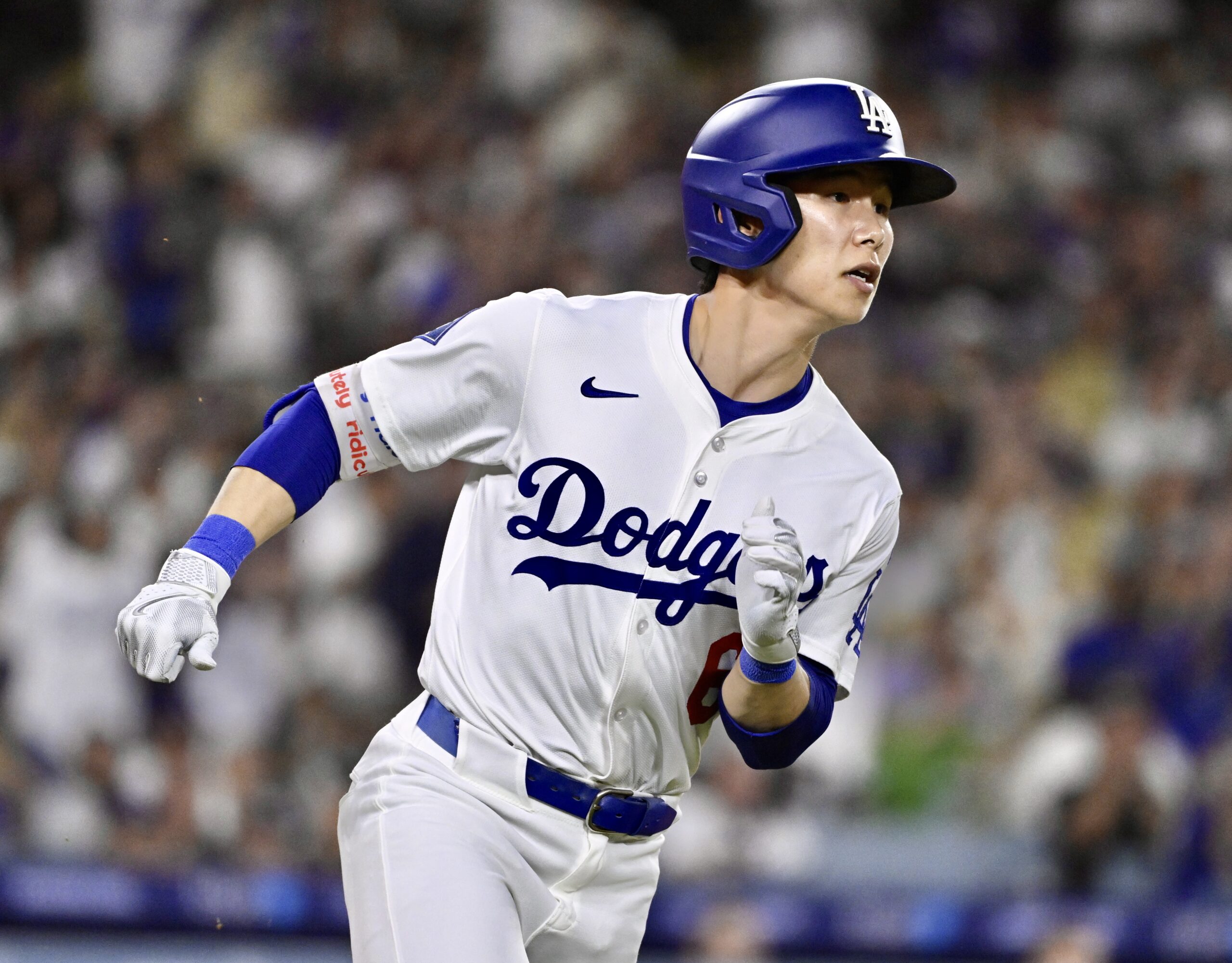 The Dodgers’ Hyeseong Kim singles as teammate Tommy Edman (not...