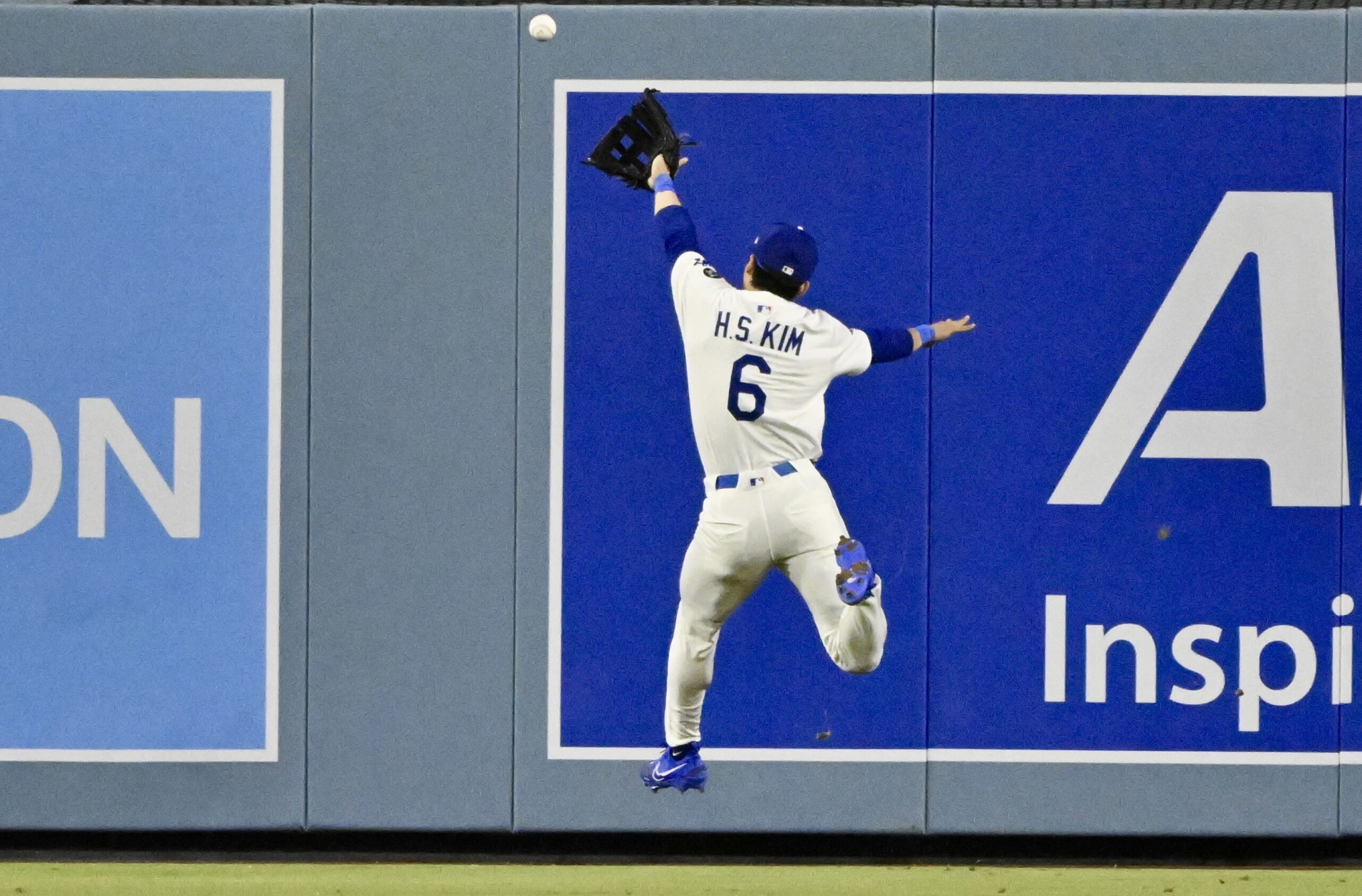 Dodgers center fielder Hyeseong Kim can’t reach a ball hit...