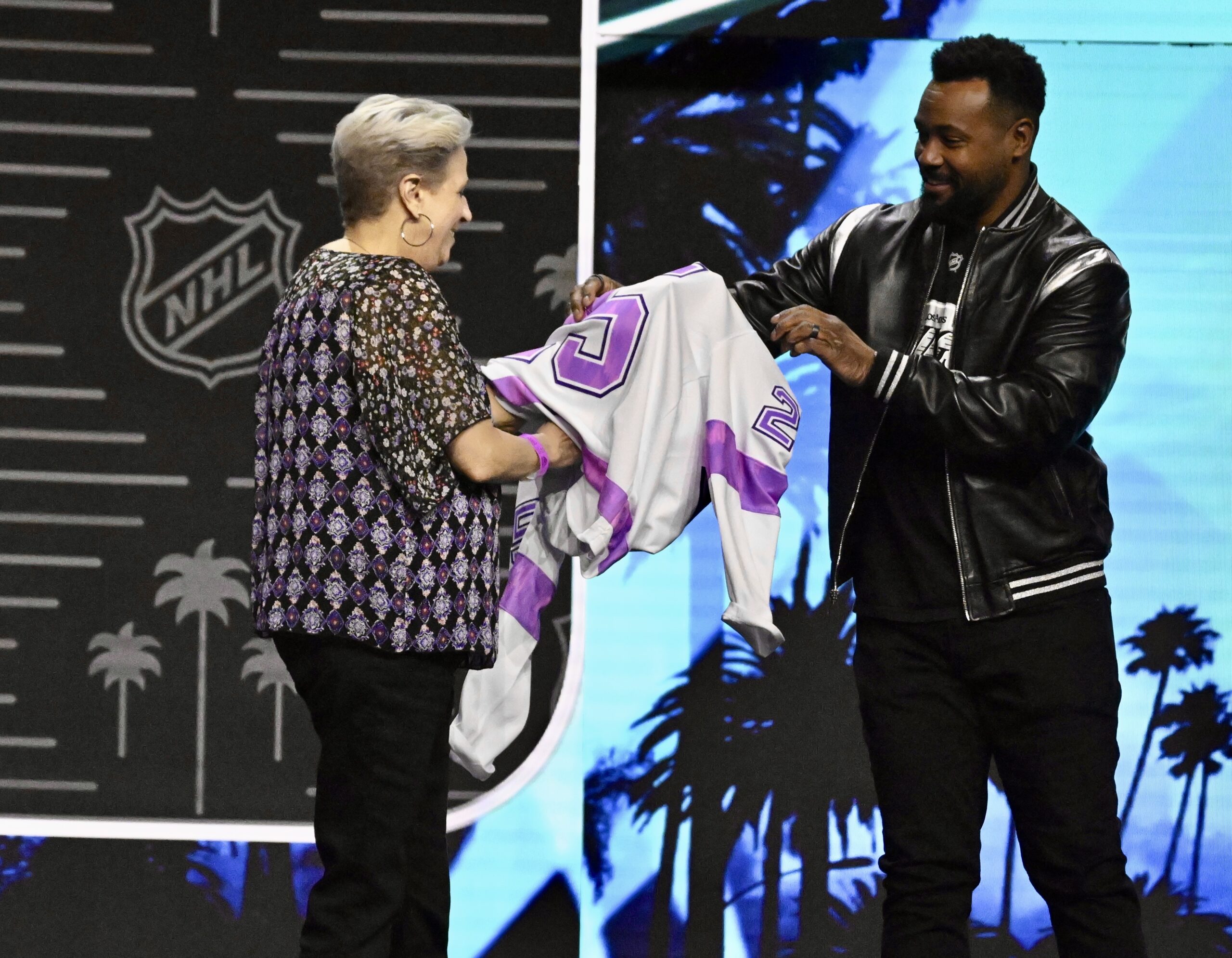 Actor Isaiah Mustafa, right, gives cancer survivor Michelle Parson a...