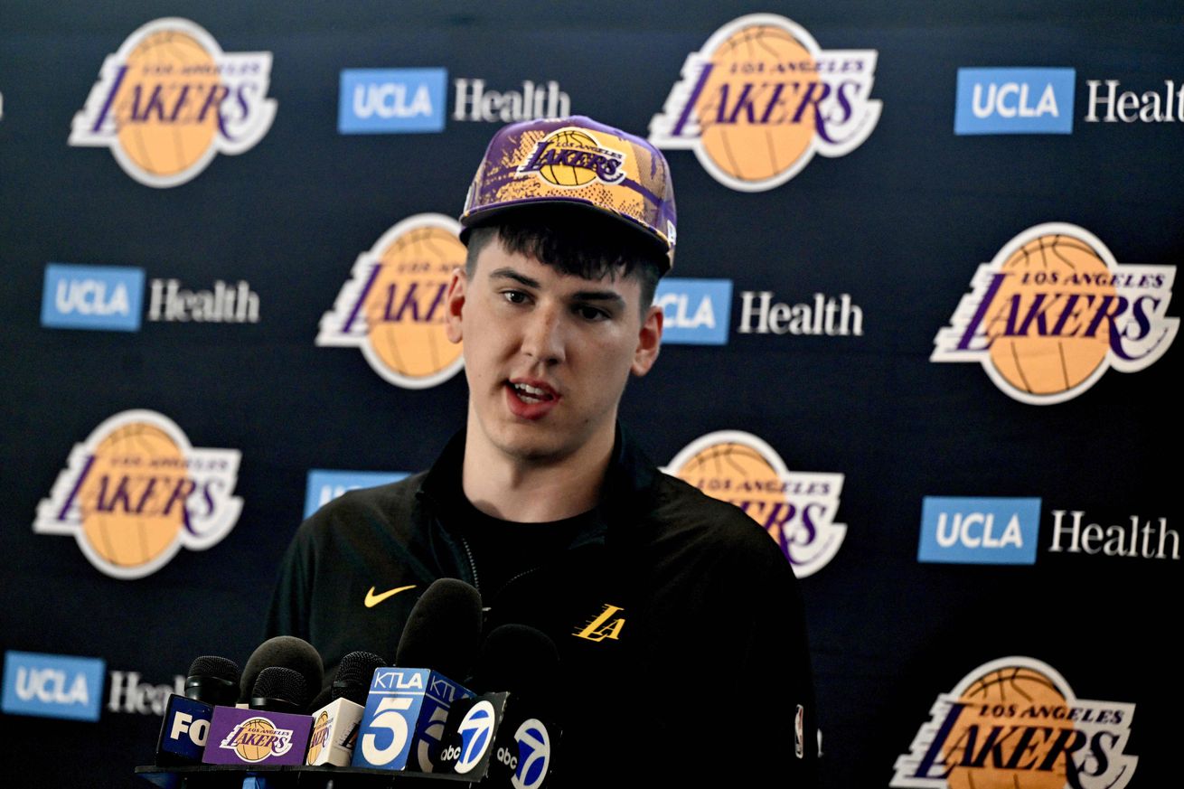 Los Angeles Lakers announce newly signed free agents Deandre Ayton and Jake LaRavia.