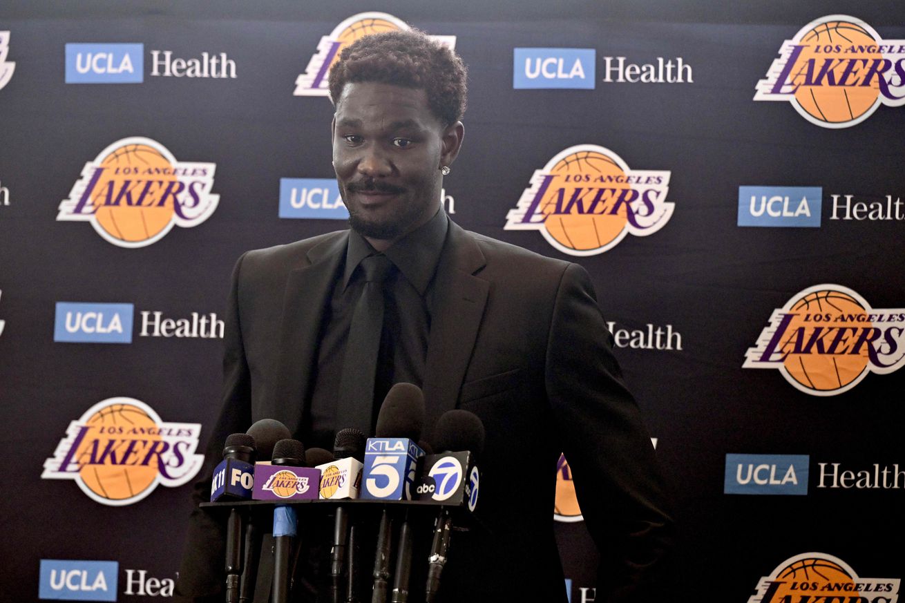 Los Angeles Lakers announce newly signed free agents Deandre Ayton and Jake LaRavia.