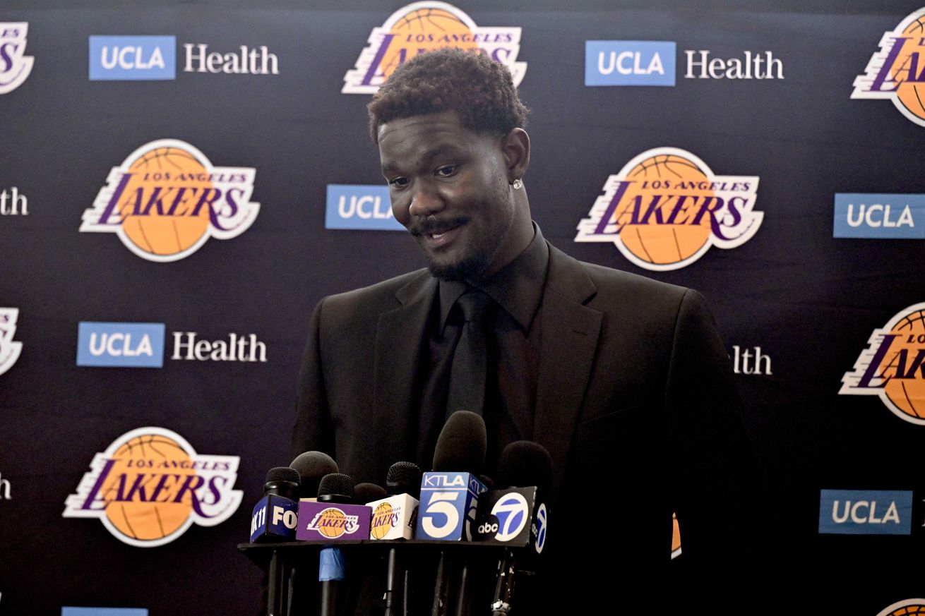 Los Angeles Lakers announce newly signed free agents Deandre Ayton and Jake LaRavia.