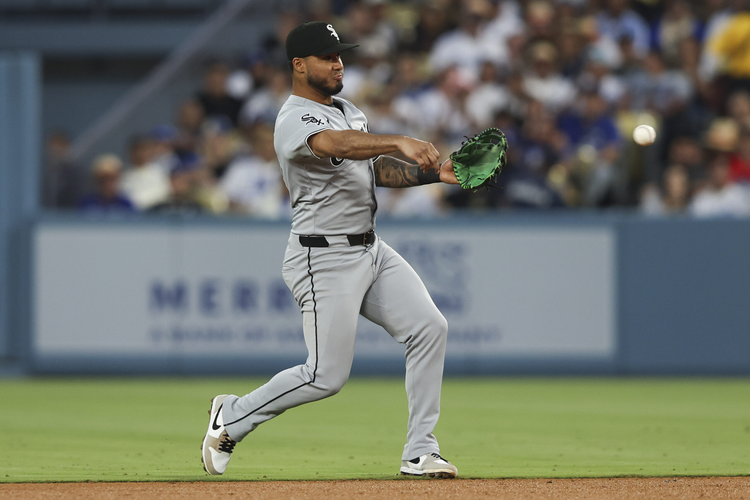 Chicago White Sox second baseman Lenyn Sosa throws to first...