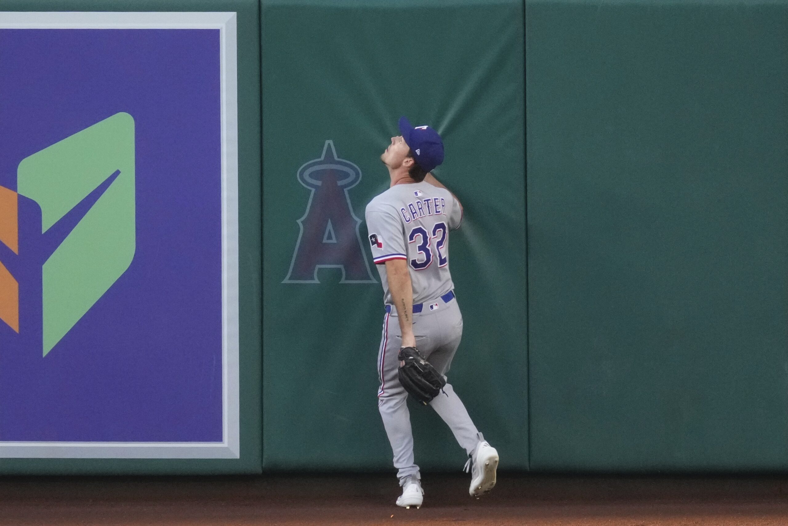 Texas Rangers center fielder van Carter watches a ball hit...